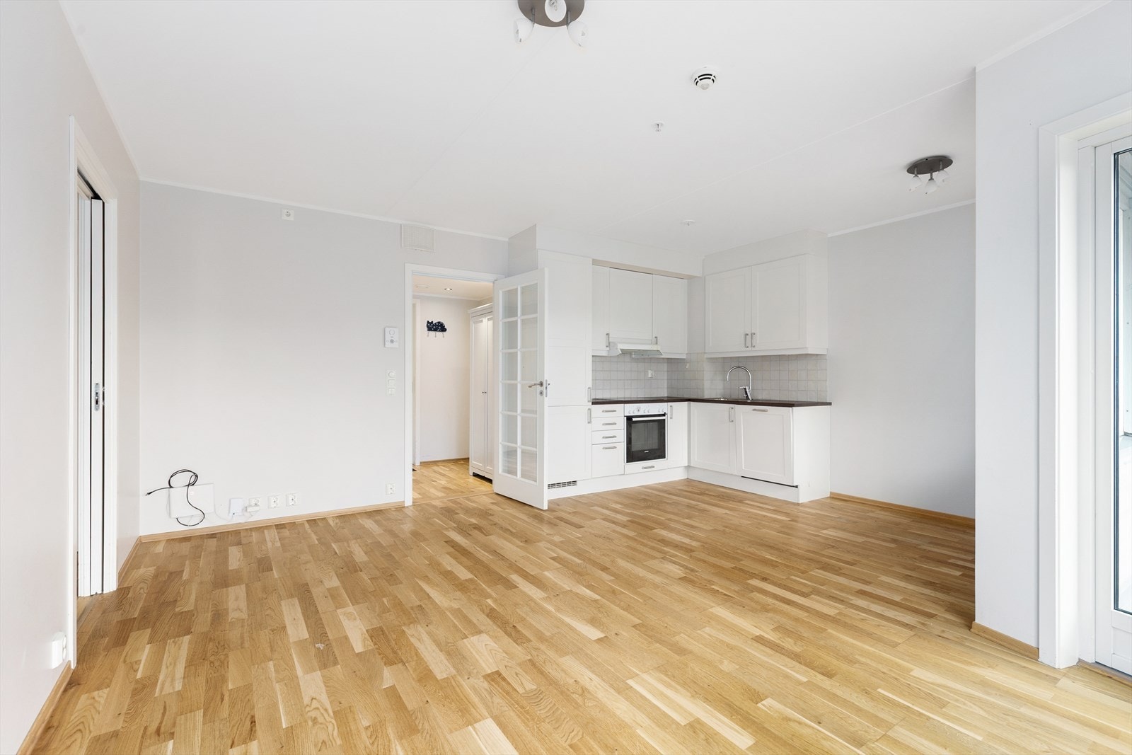 Fin plass til sofagruppe og mulighet for spisestue. Kabel tv og internett leveres av Viken Fibernett, og er inkludert i felleskostnadene. Galleribilde