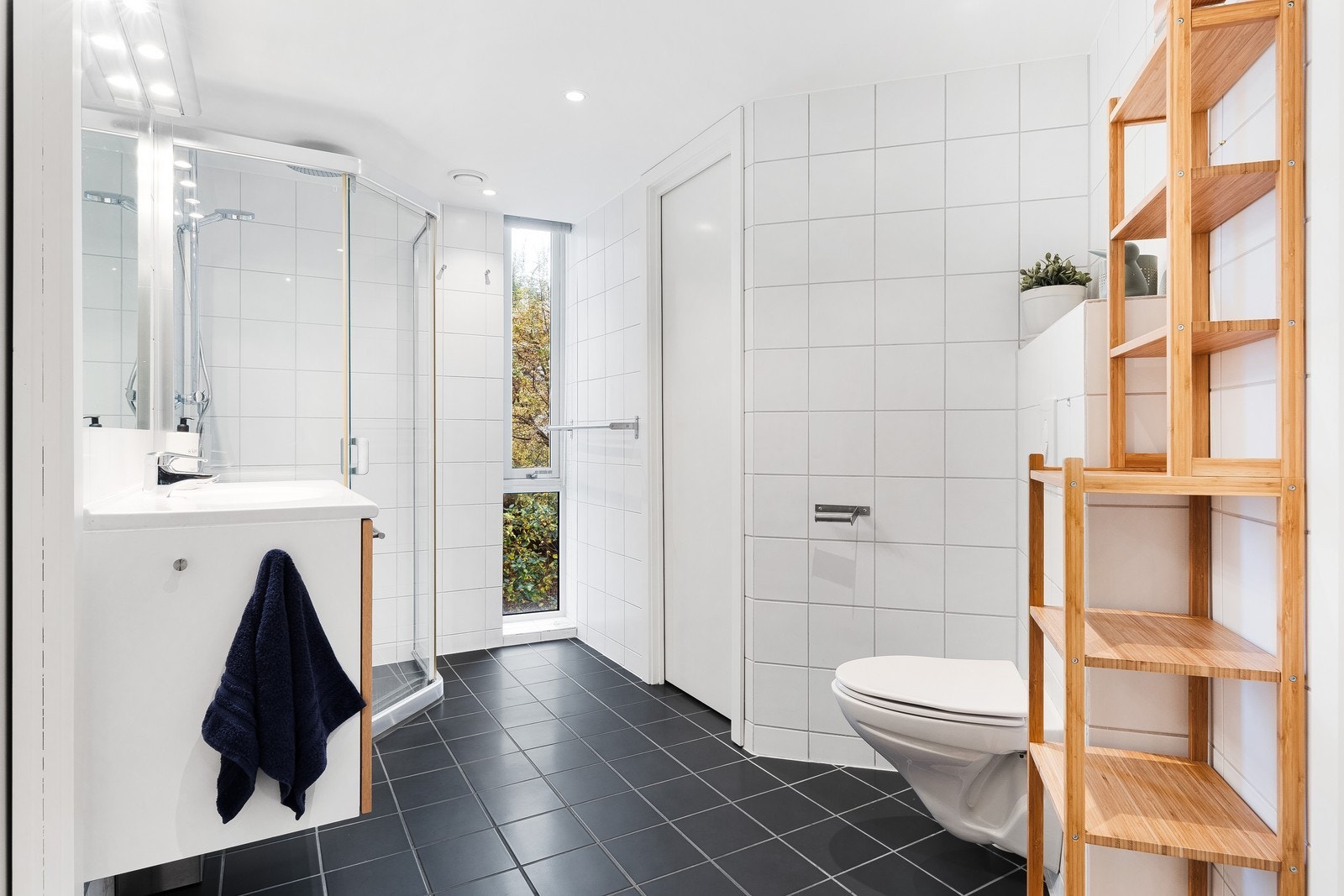 Baderom med fliser på gulv og vegger, og varme i gulv. Galleribilde
