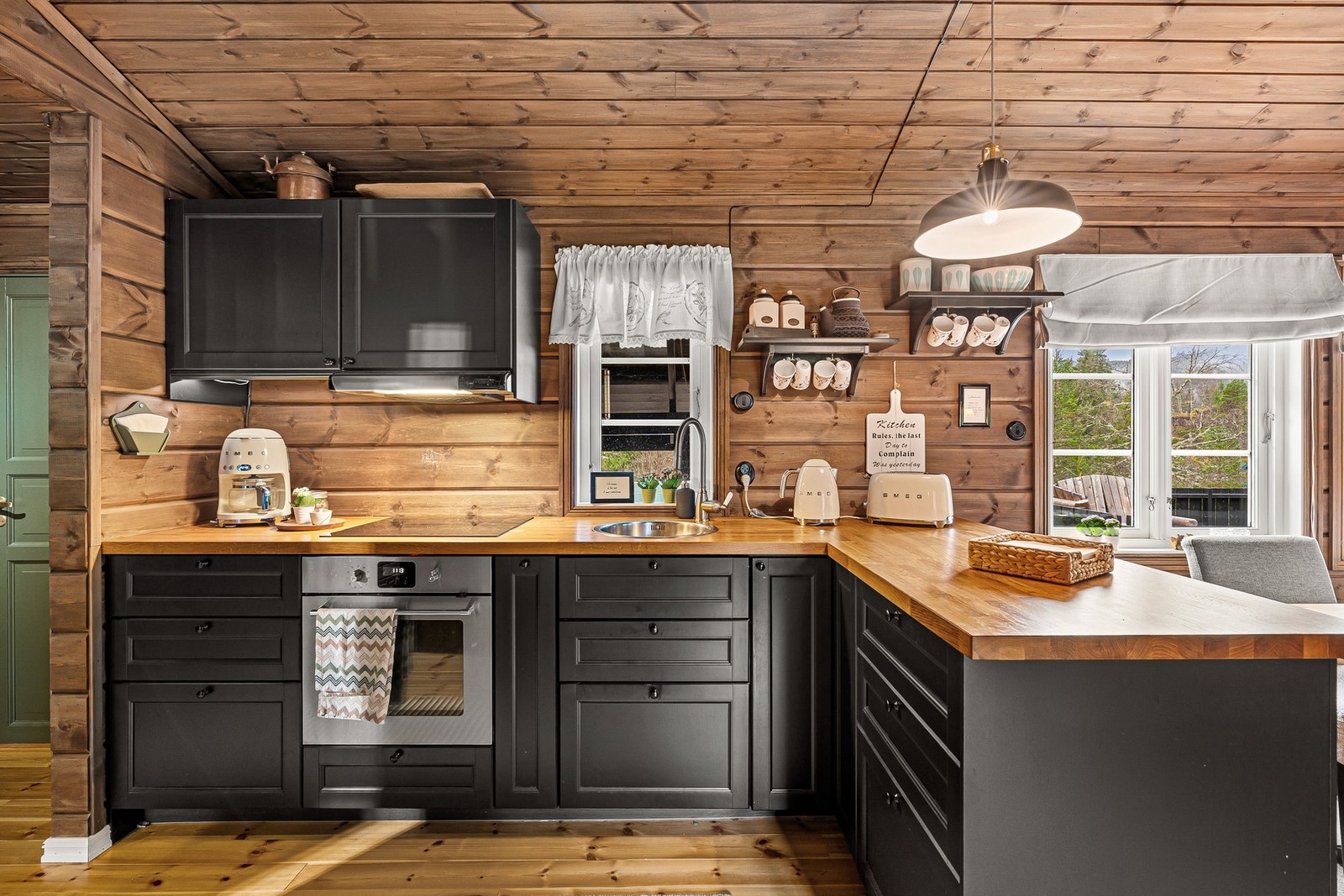 Pent kjøkken, integrerte hvitevarer medfølger Galleribilde