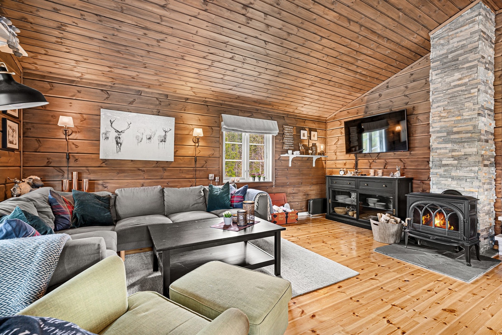 Vedovn i stuen og det er montert 5G-antenne fra Telenor Galleribilde