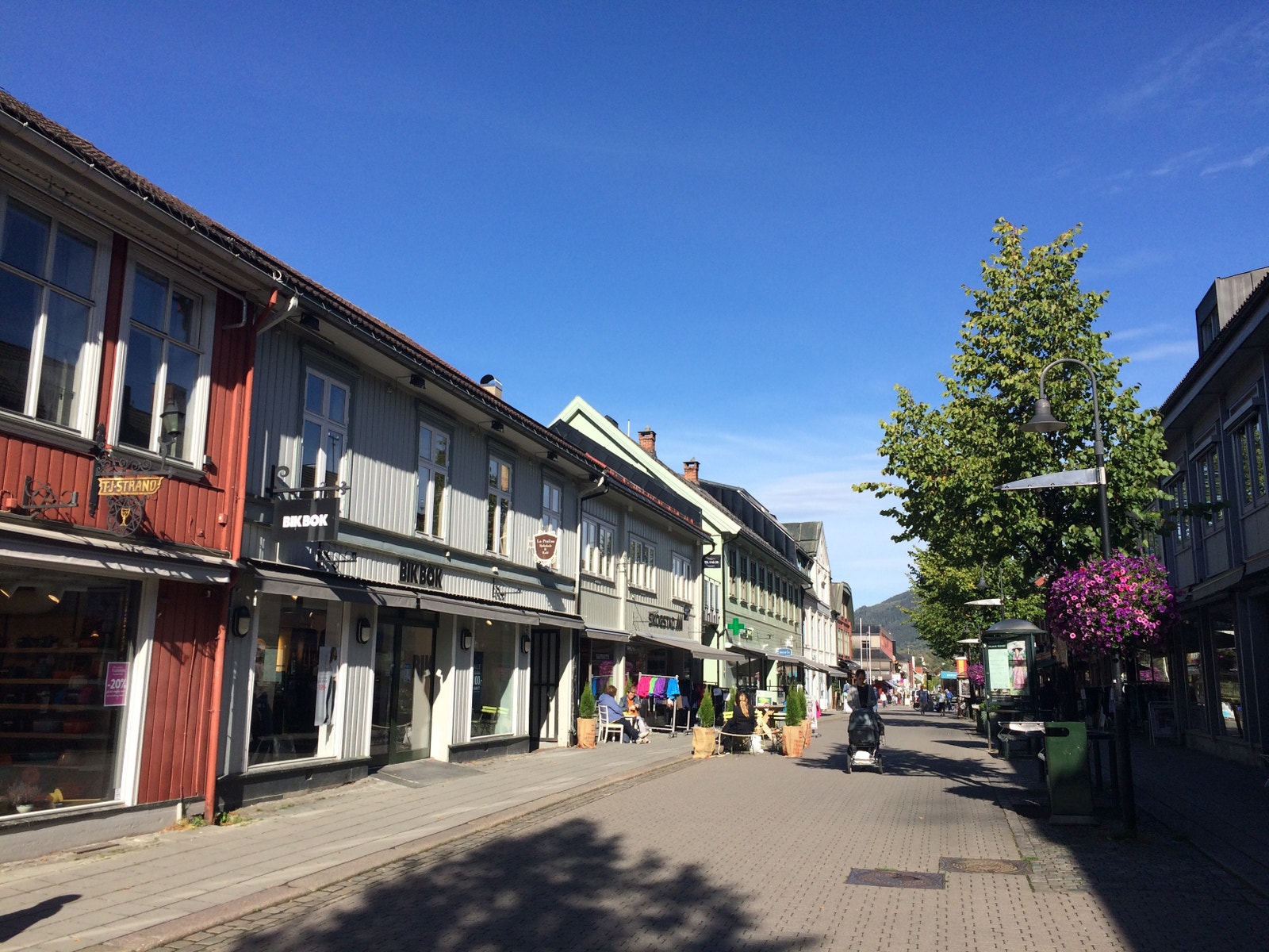 Midt i gågaten på Lillehammer Galleribilde