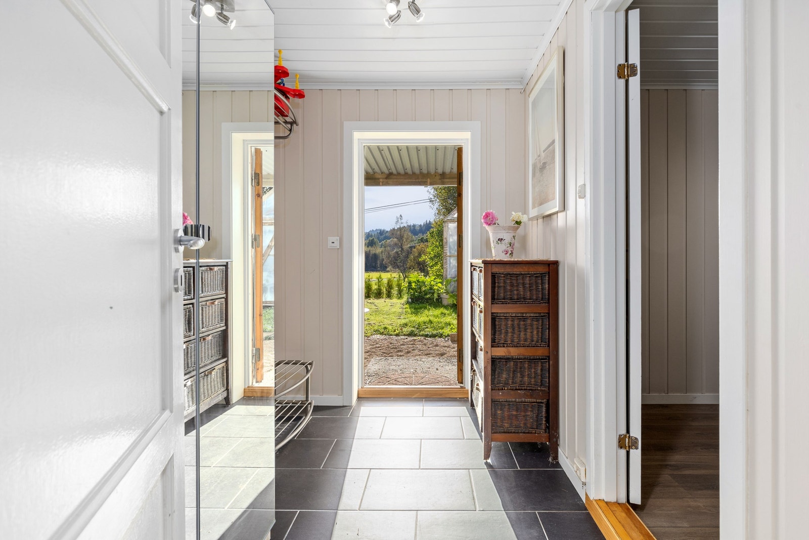 Gang og soverom i underetasje med varmekabler i gulv. Galleribilde