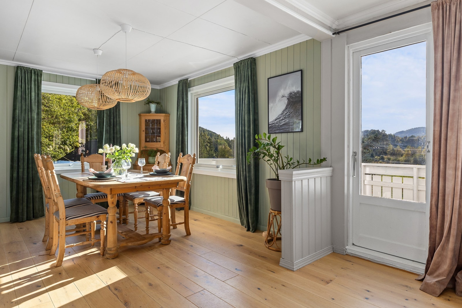 Flott oversikt over eget tun fra stue og veranda. Galleribilde