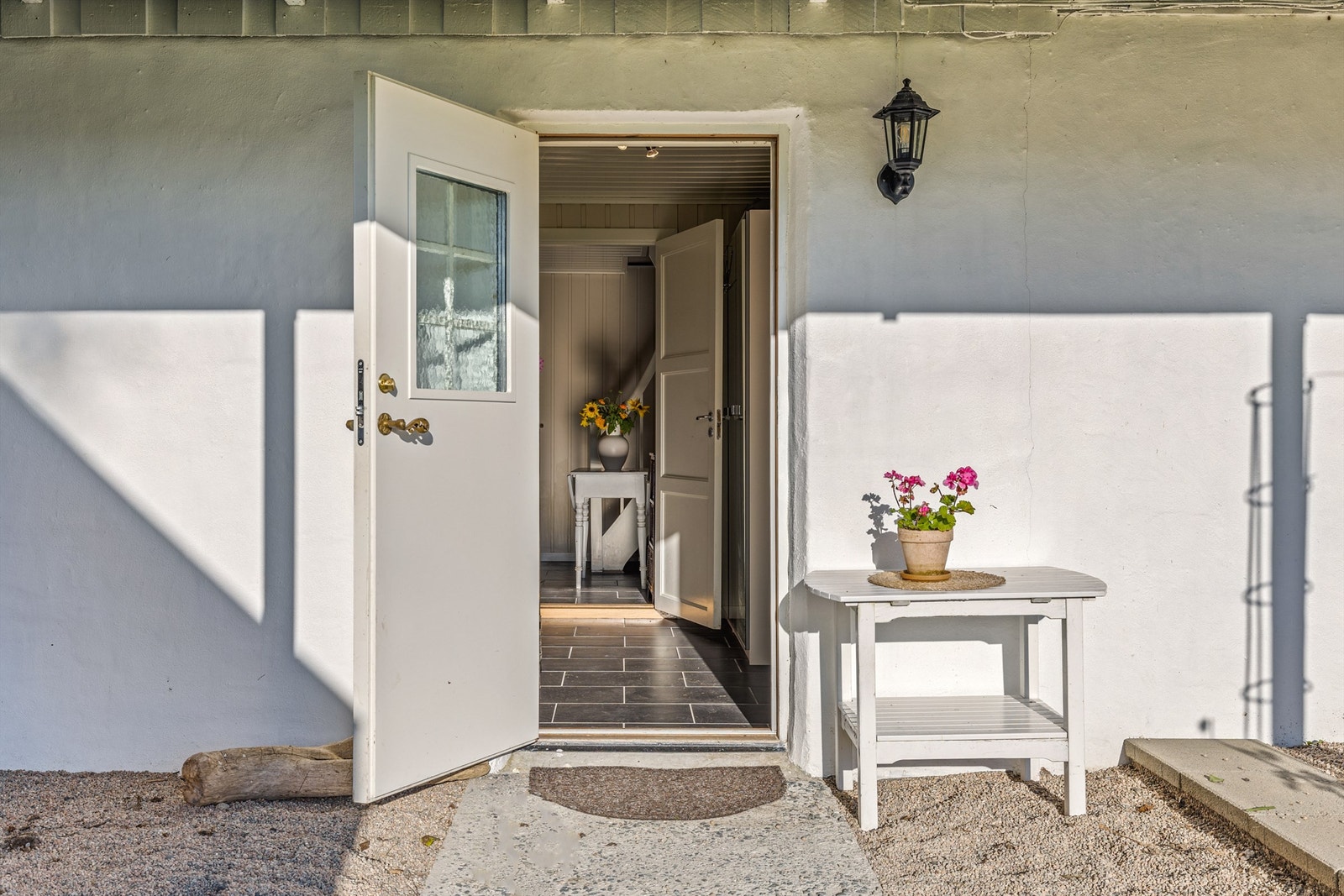 Egen inngang til underetasjen. Det er i dag trapp til hovedetasjen. Galleribilde