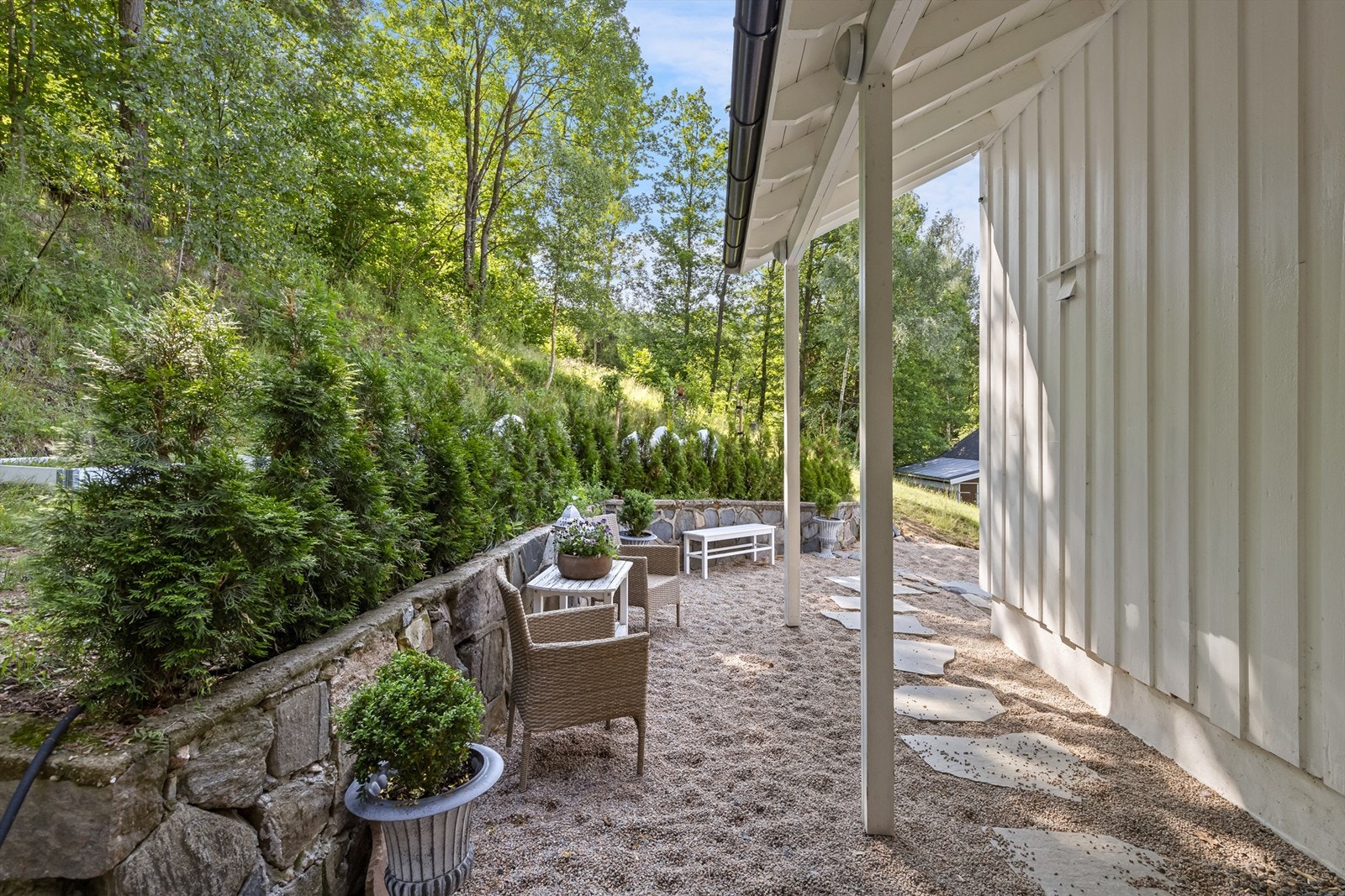 Her kan man nyte morgenkaffen på en lun plass ved inngangspartiet til hovedetasjen. Galleribilde