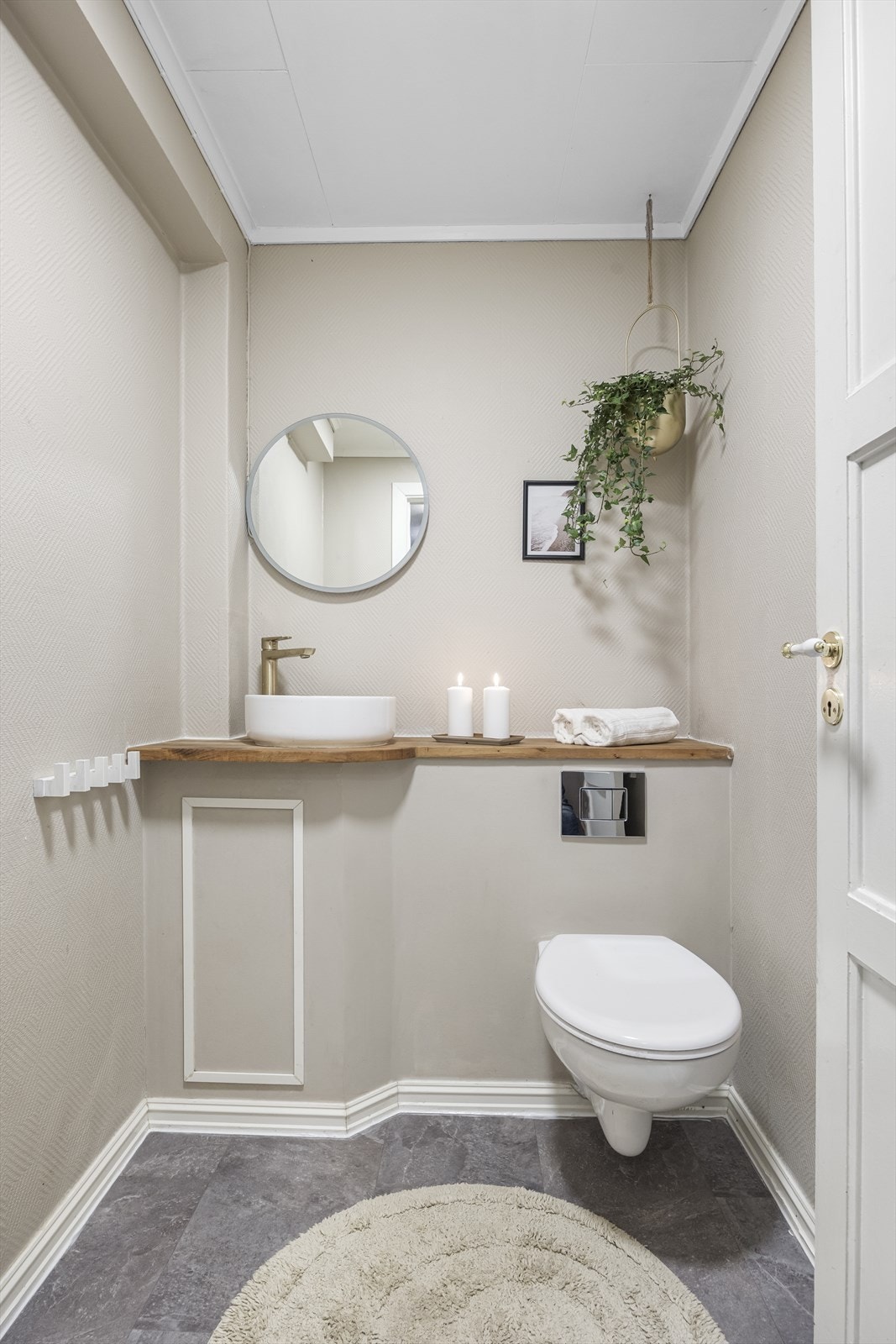 Toalettrom ved entré med nytt belegg på gulv. Galleribilde