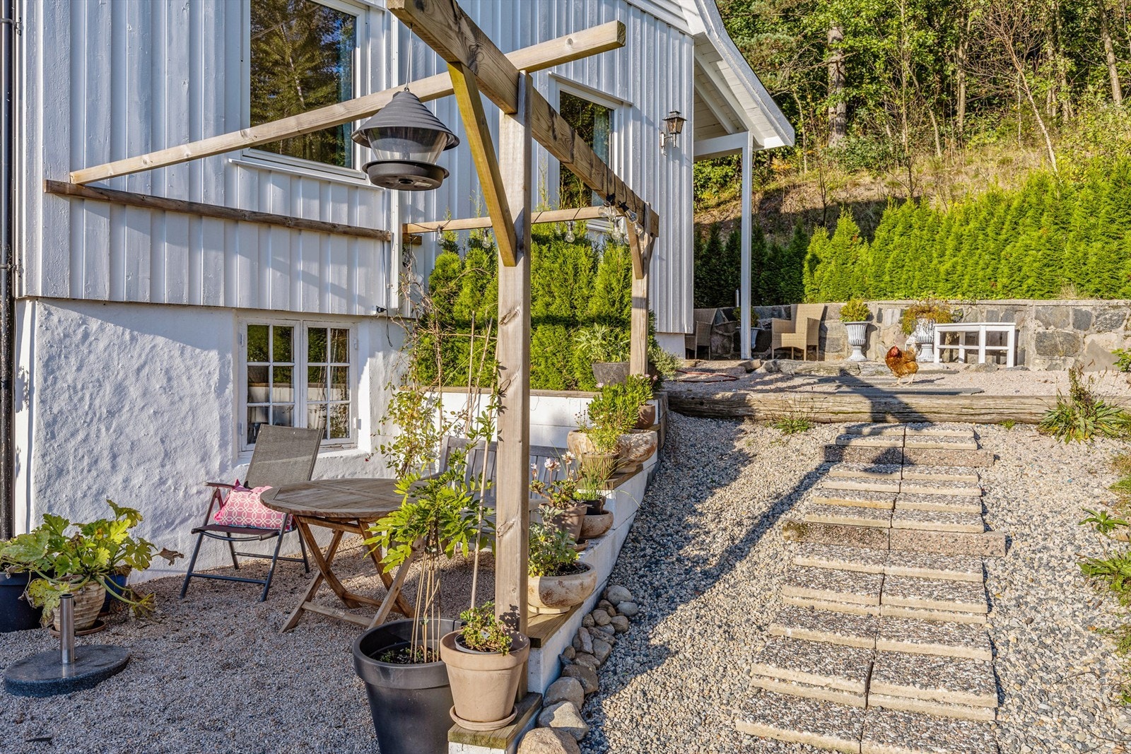 Pent opparbeidet med steiner, beplantning og grus, samt skifer Galleribilde