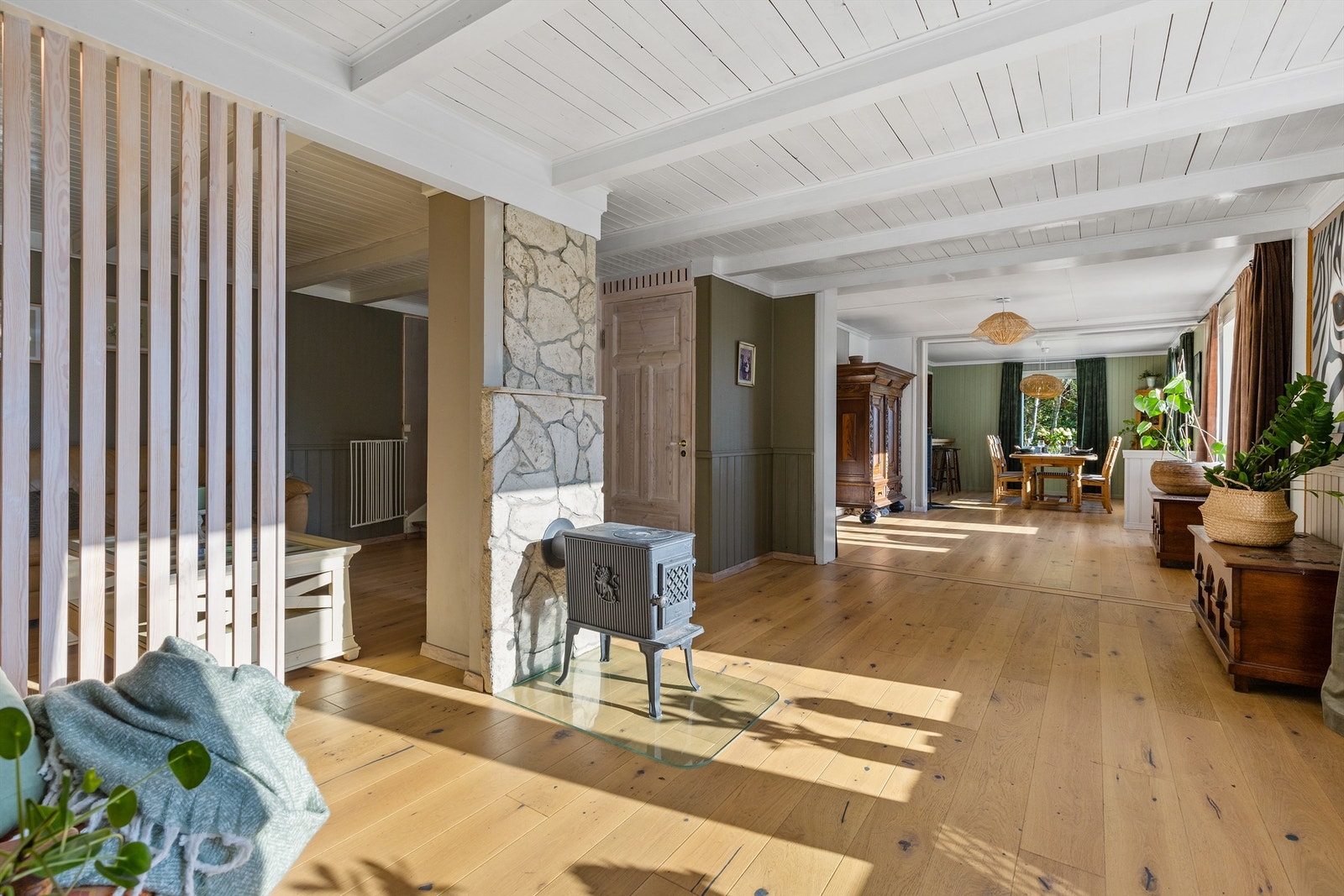 Stue. Tidligere var det delt av mellom eldre og nyere del som to boenheter. Galleribilde