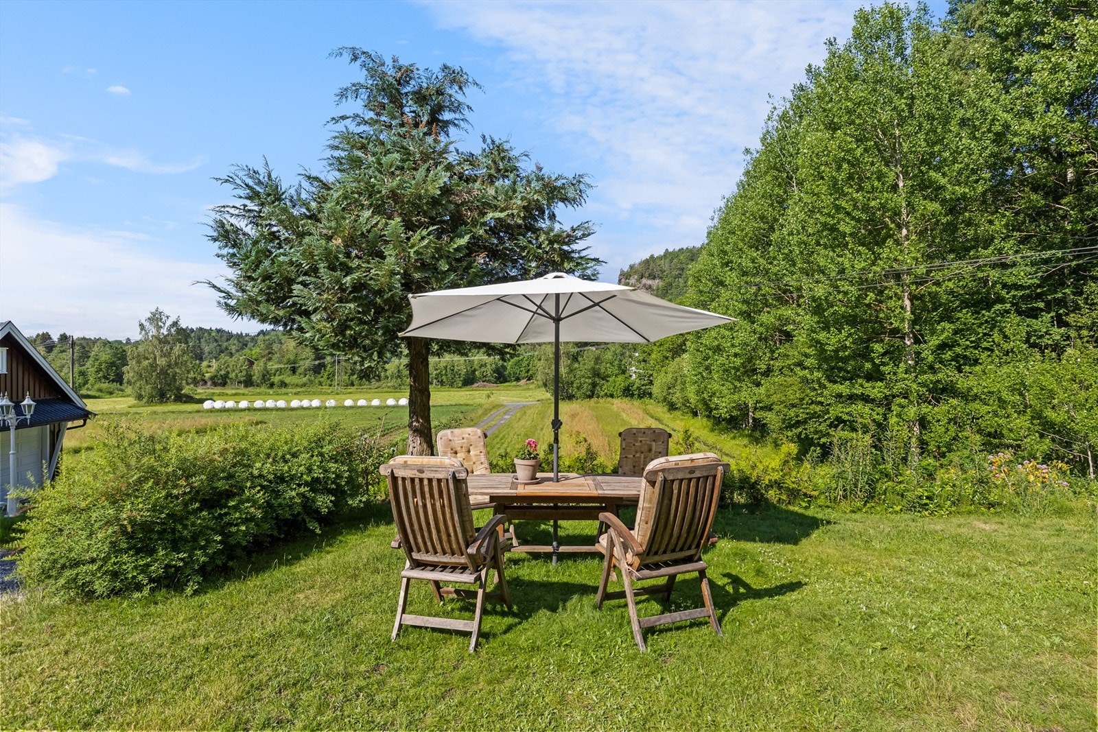 Nydelig og fredelige uteområder med lite innsyn. Jordene foran som går ut til veien tilhører denne eiendommen. Galleribilde