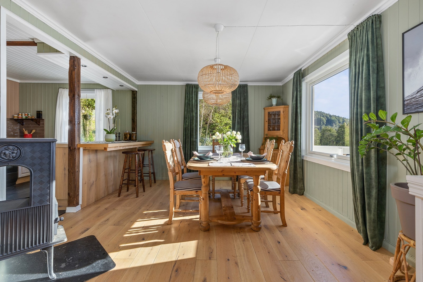 Spisestue med vedovn og fine gulv enstavs eikeparkett. Galleribilde