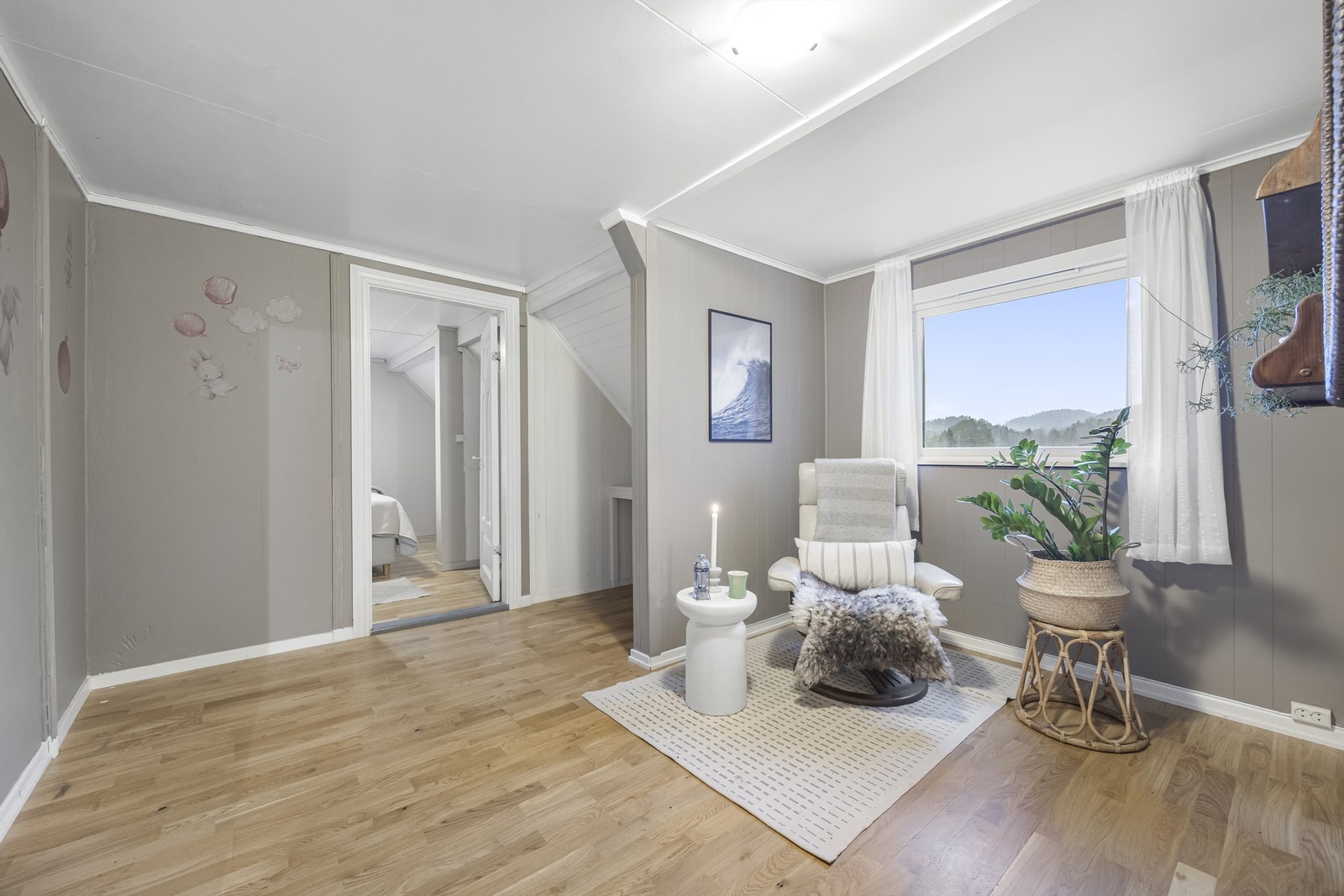 Romslig loftstue. Galleribilde