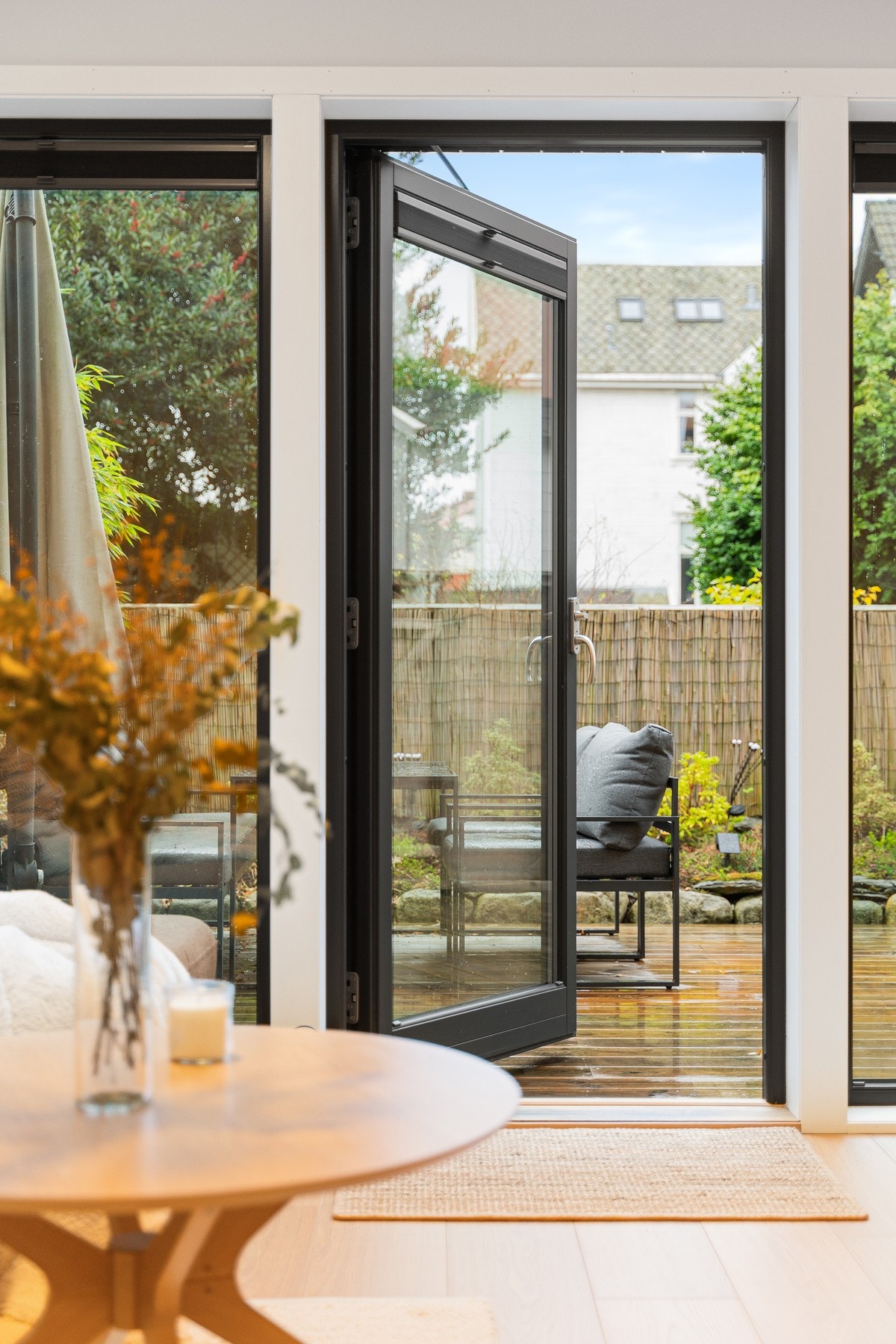 Videre tilkomst til hage/terrasse. Galleribilde