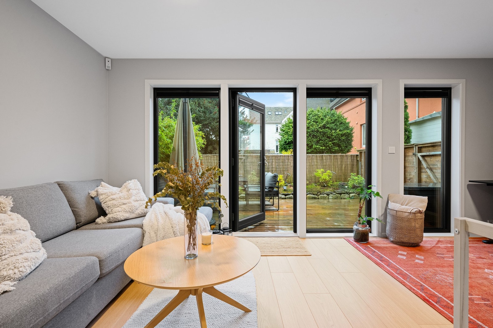 Soverom/stue i 1. etasje. Gulvvarme i hele etasjen. Galleribilde