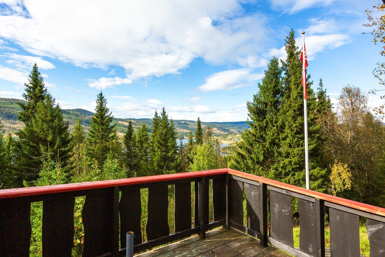 Steinsetbygda er etter manges mening den flotteste bygda i kommunen med vakre Steinsetfjorden som strekker seg gjennom hele bygda. Galleribilde