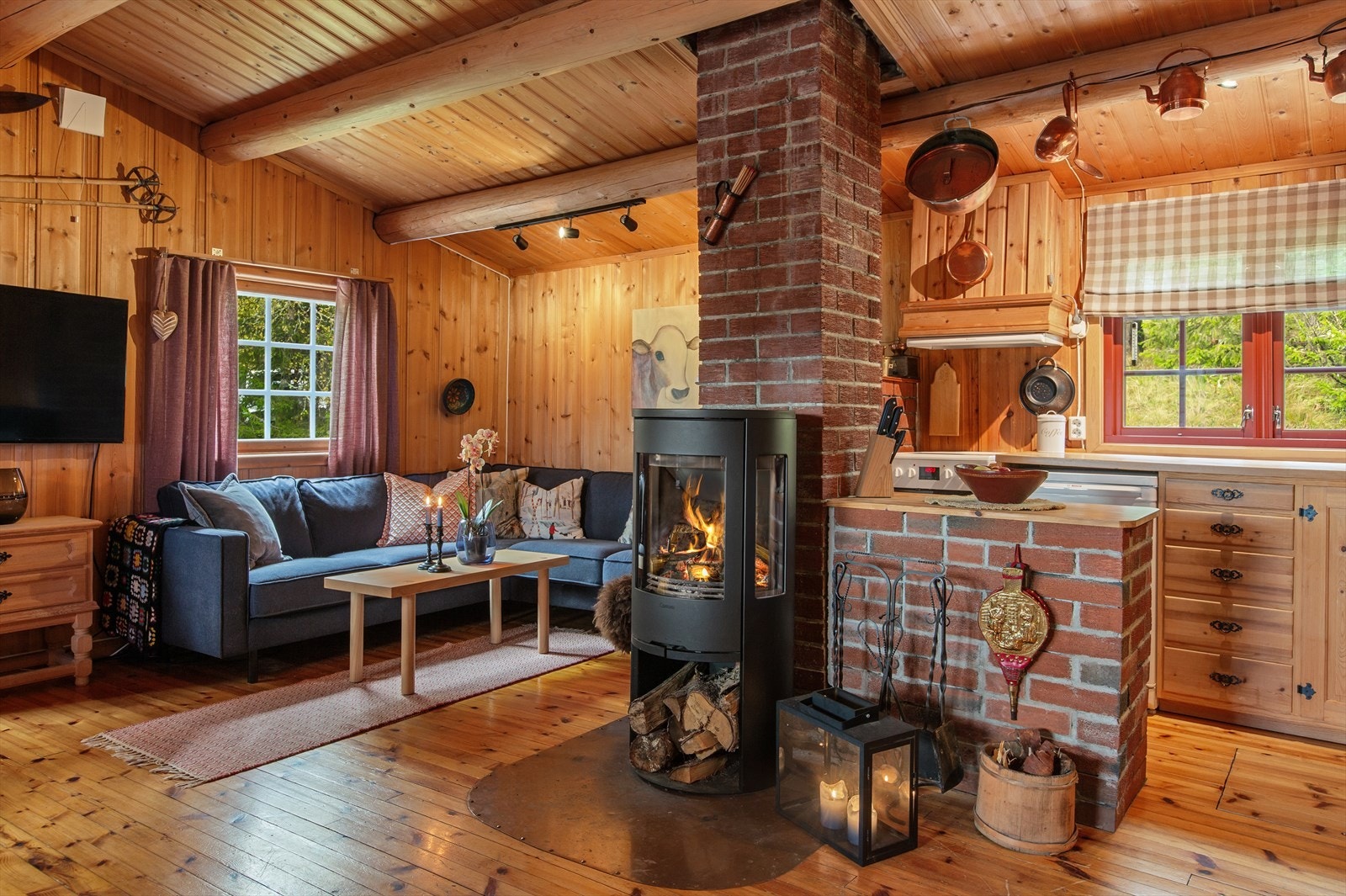 Hytta har en tradisjonell hyttestandard på overflater og utstyr, men med innlagt strøm, vann og avløp. Galleribilde