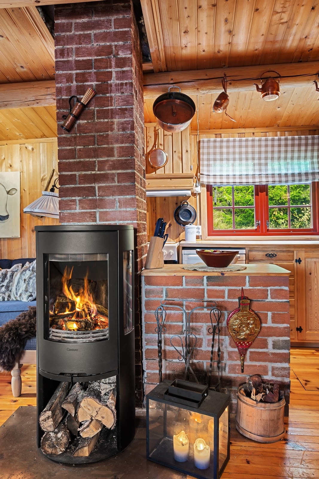 En peisovn med glassdør sprer god varme og gir hyggelig stemning. Galleribilde