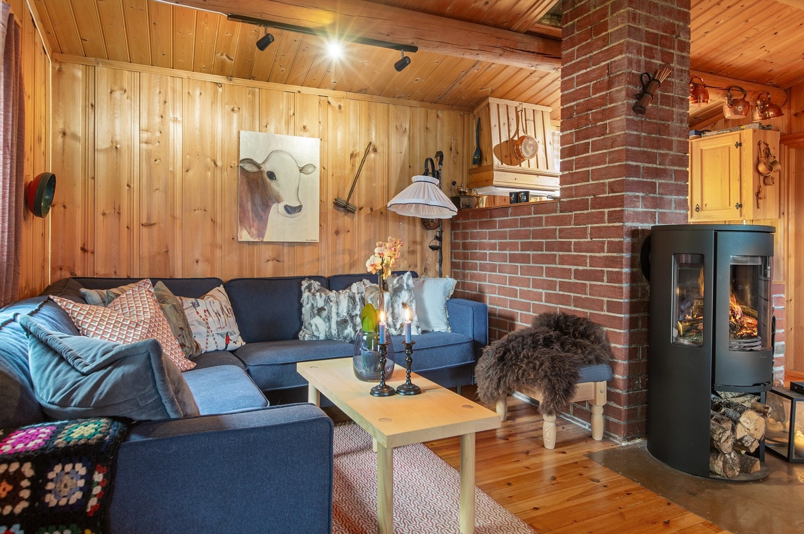 Trehvite vegger, tak og gulv gir et naturlig uttrykk. Galleribilde