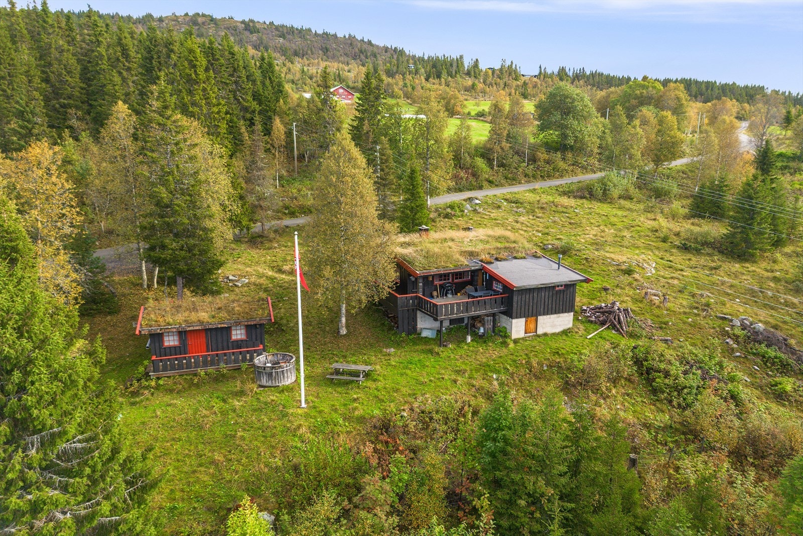 På "Bekkebu" som eiendommen heter, bor du i naturskjønne omgivelser med kort vei til turterreng, flere stølsveier og enda flere turmuligheter på bl.a. Grøslia, Dalen og Vinjaråsen. Galleribilde