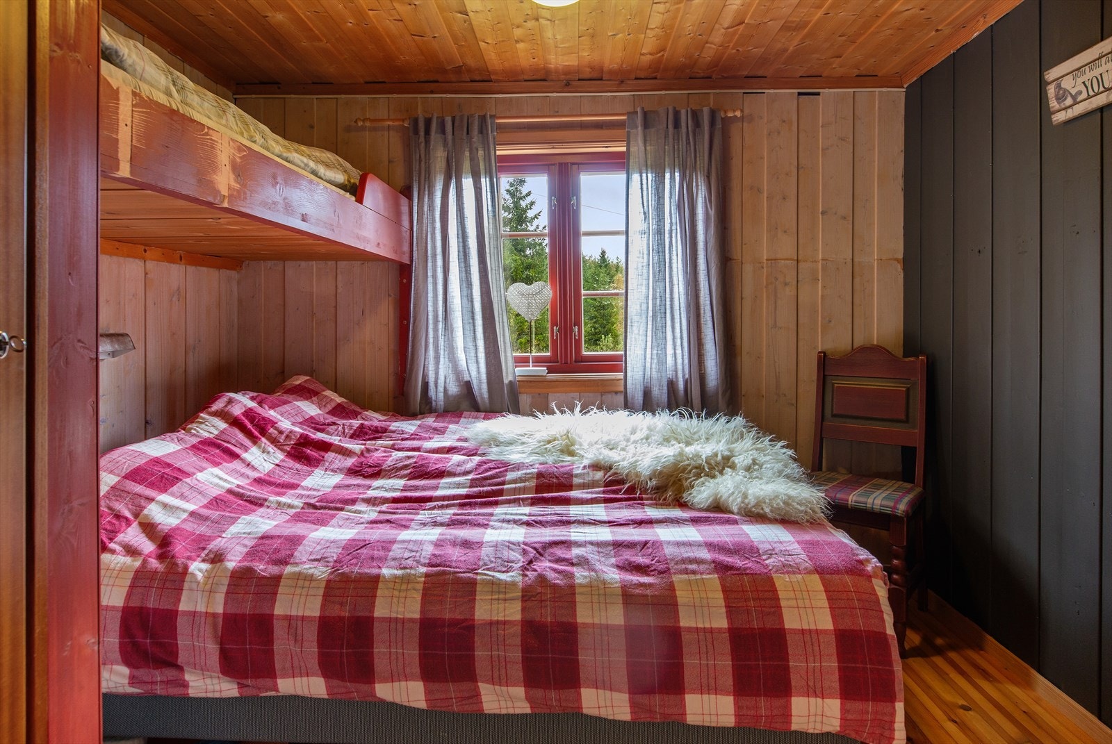 Hytta har to gode soverom. Hovedsoverommet har dobbeltseng med køye over. Galleribilde