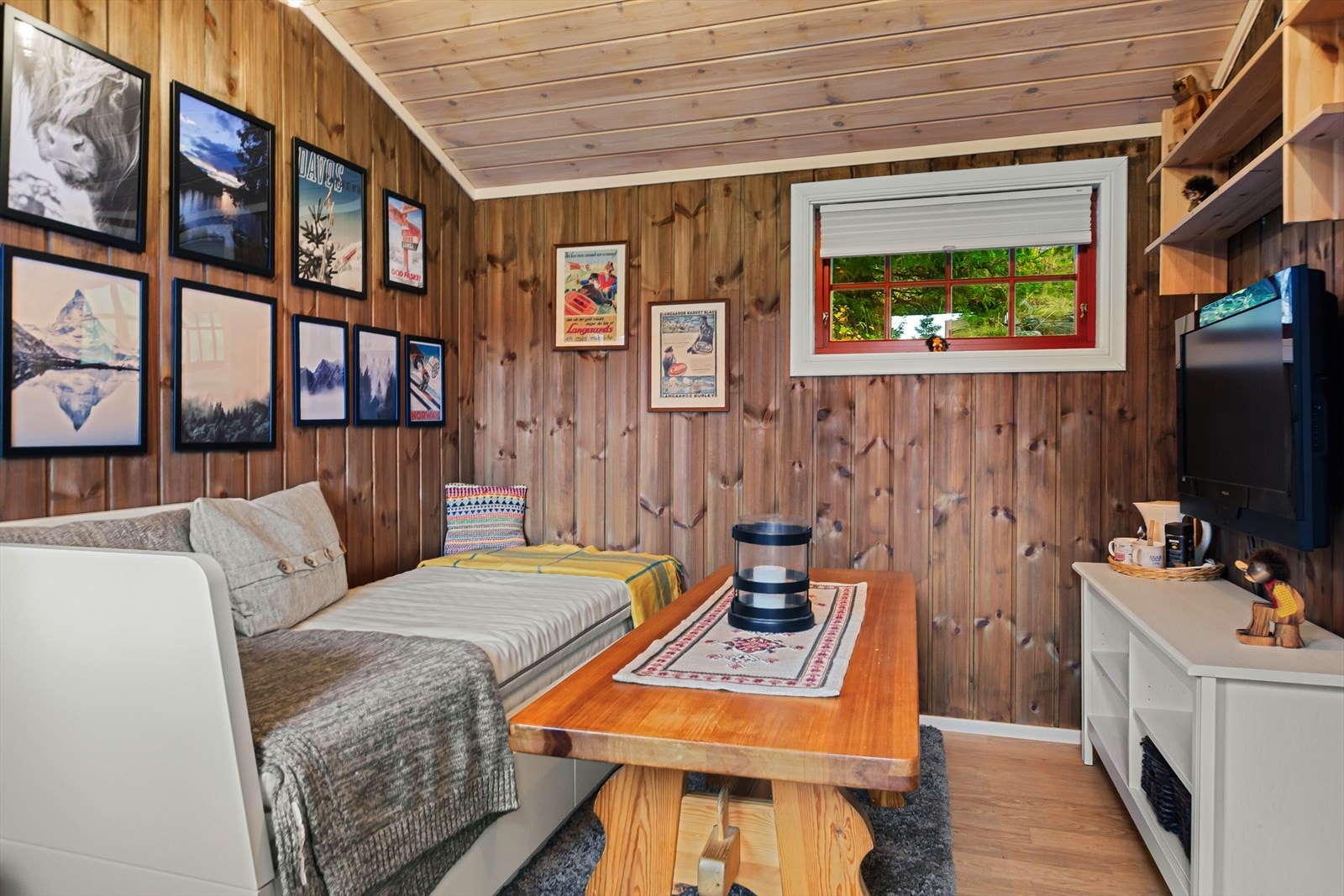 Annekset er innredet med oppholdsrom og soverom, med laminat- og tregulv samt panel på vegger og himling. Galleribilde