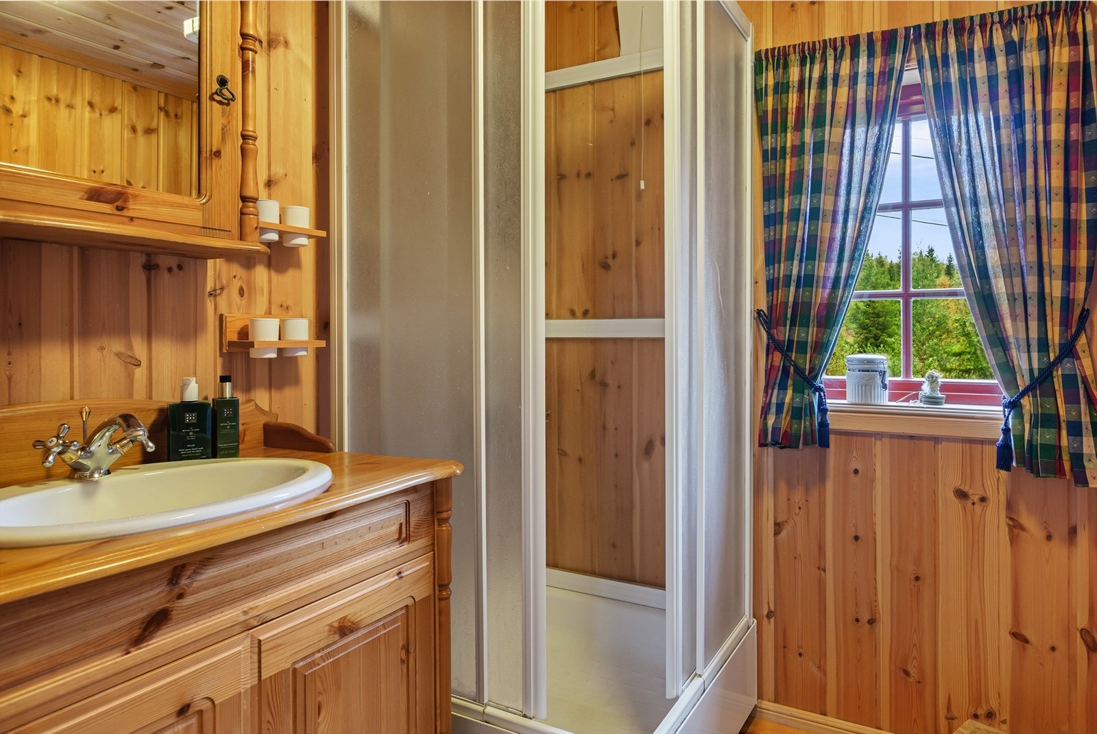 Badet har servantskap, speilskap og dusjkabinett. Rommet er ikke bygd som et fullverdig våtrom, så bruk av vann må skje med forsiktighet. Galleribilde