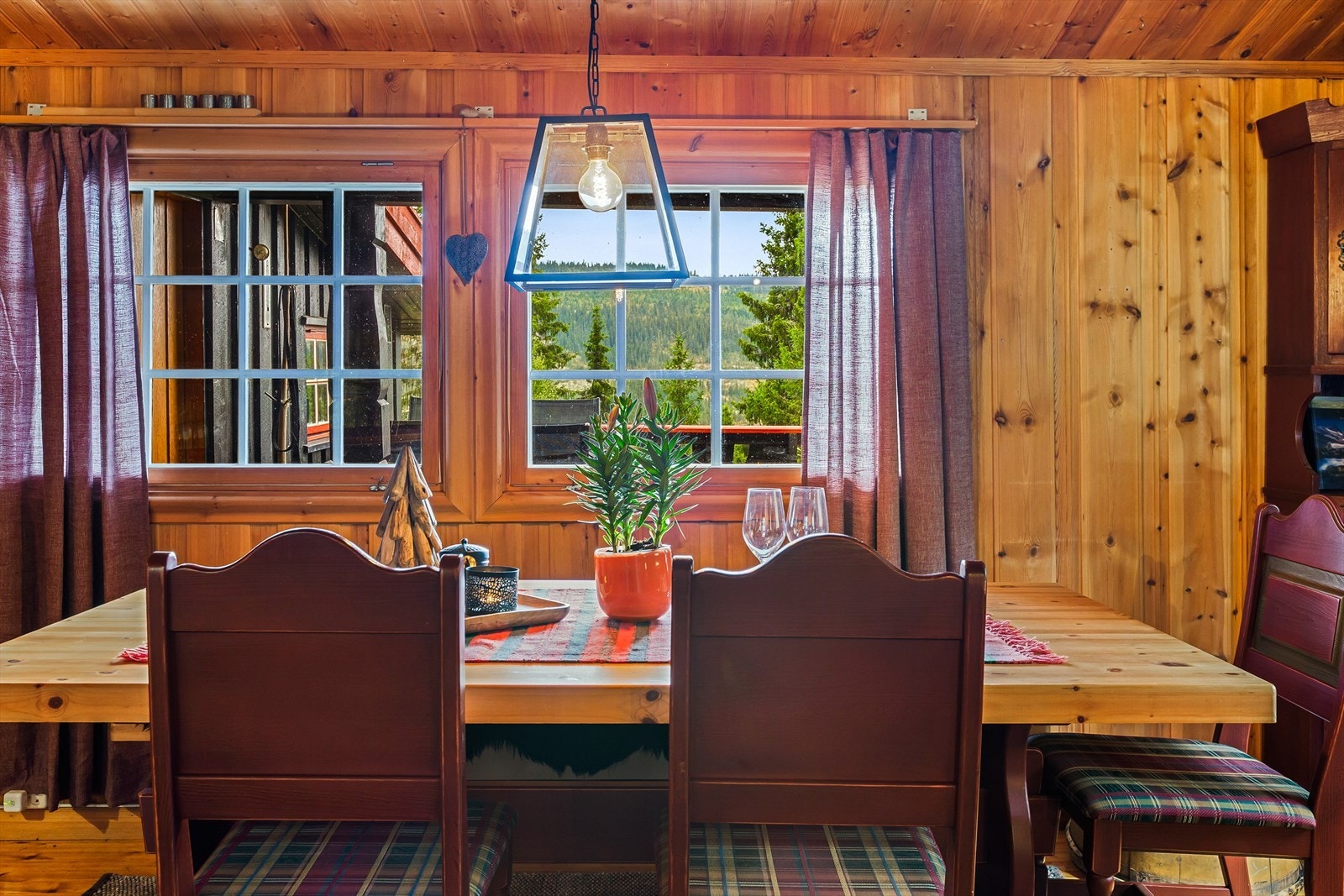 Frokosten nytes gjerne rundt spisebordet med utsikt mot omkringliggende natur. Galleribilde