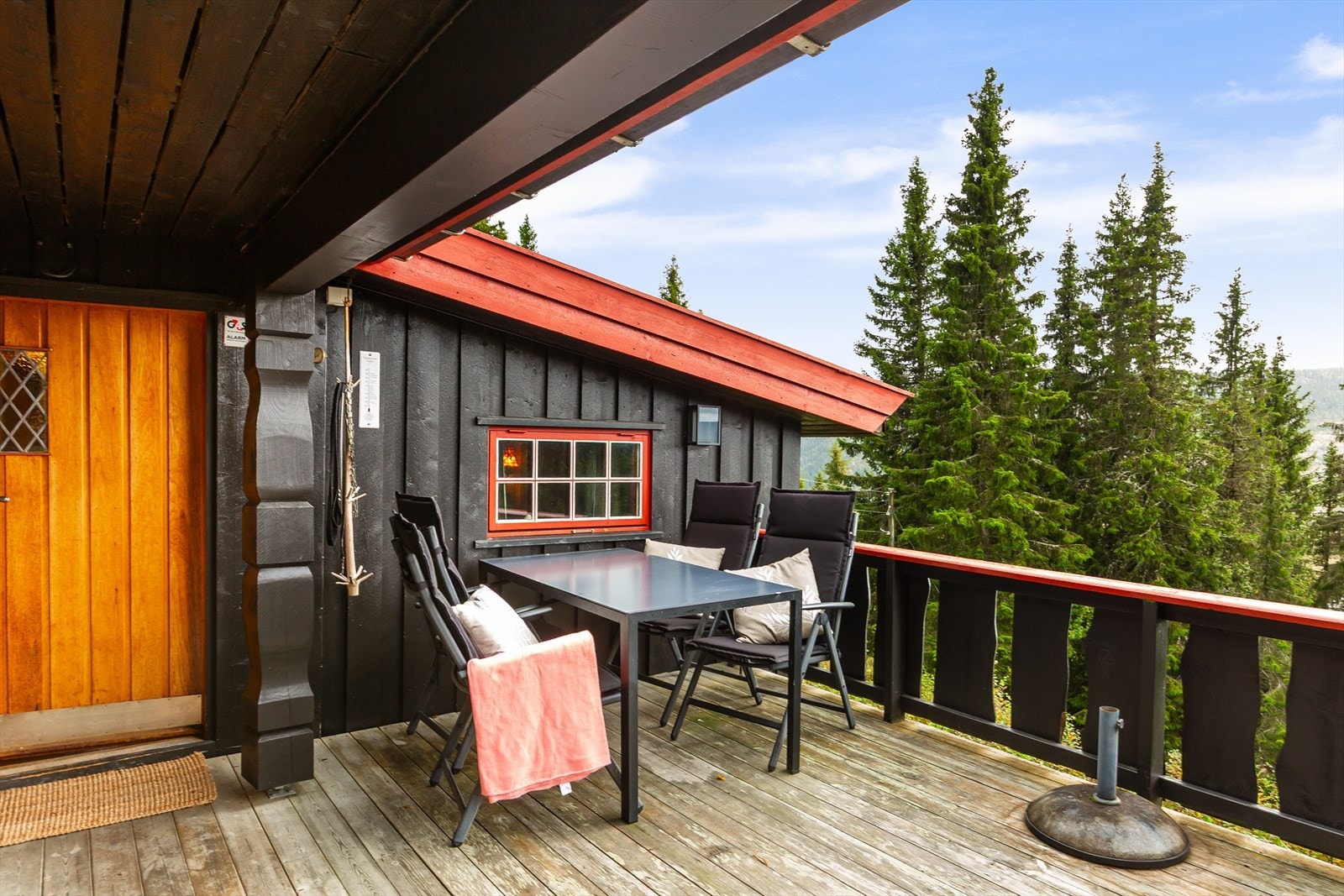 På terrassen ved inngangspartiet kan du nyte naturen utenfor, grille og bare slappe av slik hytteliv skal være. Galleribilde