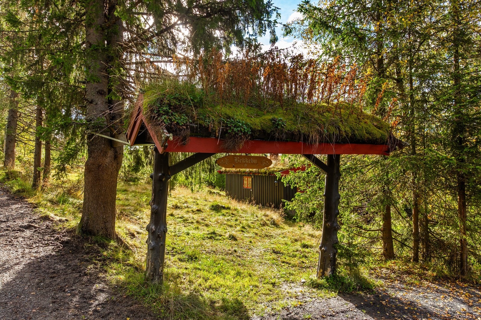 På tunet ønsker en koselig port deg velkommen til "Bekkebu". Galleribilde