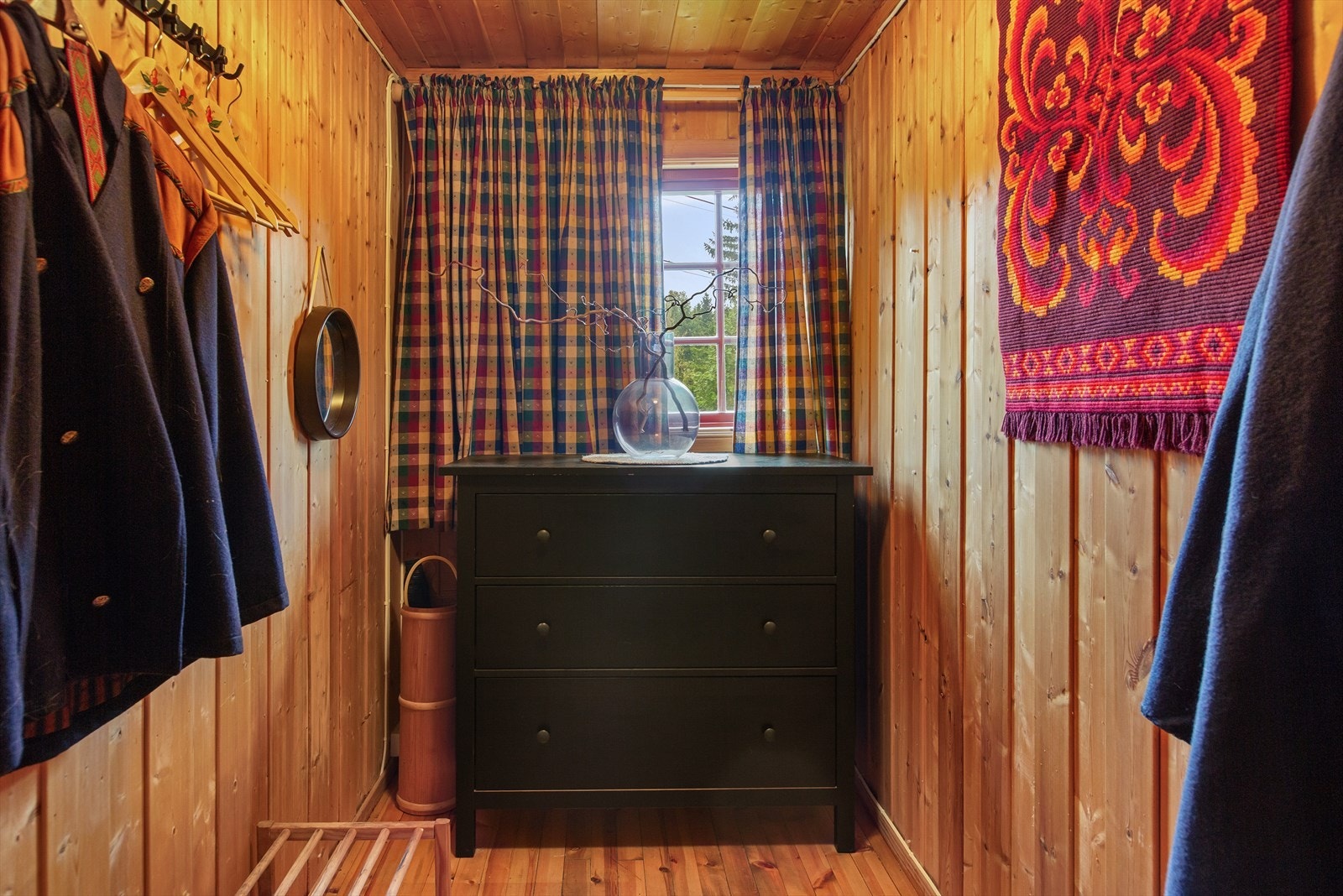 Fra overbygd inngangsparti med terrasse kommer du inn i en entré med plass til yttertøy og sko. Galleribilde