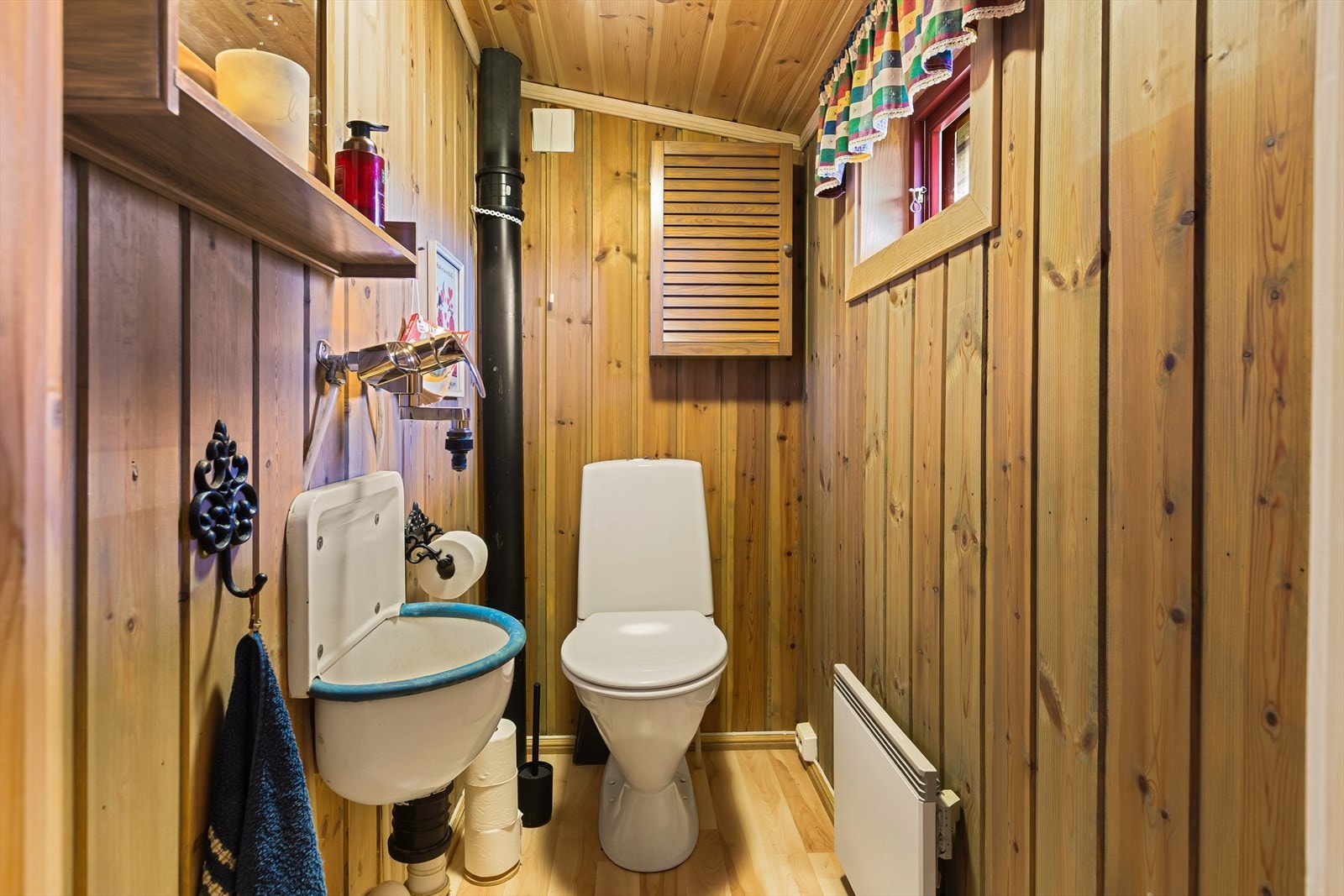 I tillegg finnes eget toalettrom med toalett og utslagsvask med kran. Galleribilde