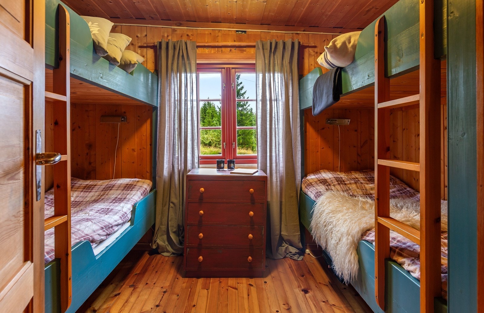 Det andre soverommet har to plassbygde køyesenger og klesskap. Galleribilde