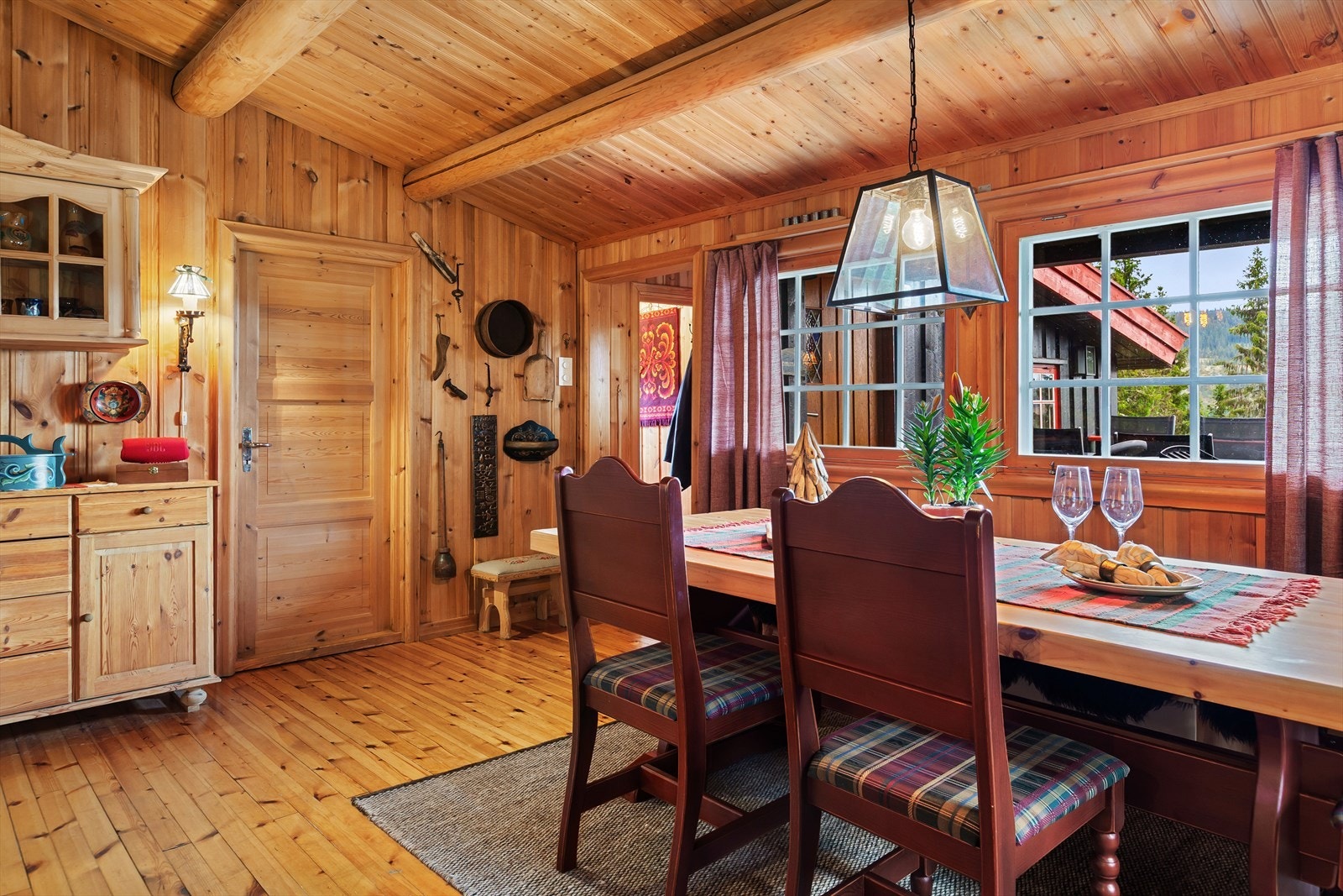 De store vinduene slipper inn både lys og utsikt. Galleribilde