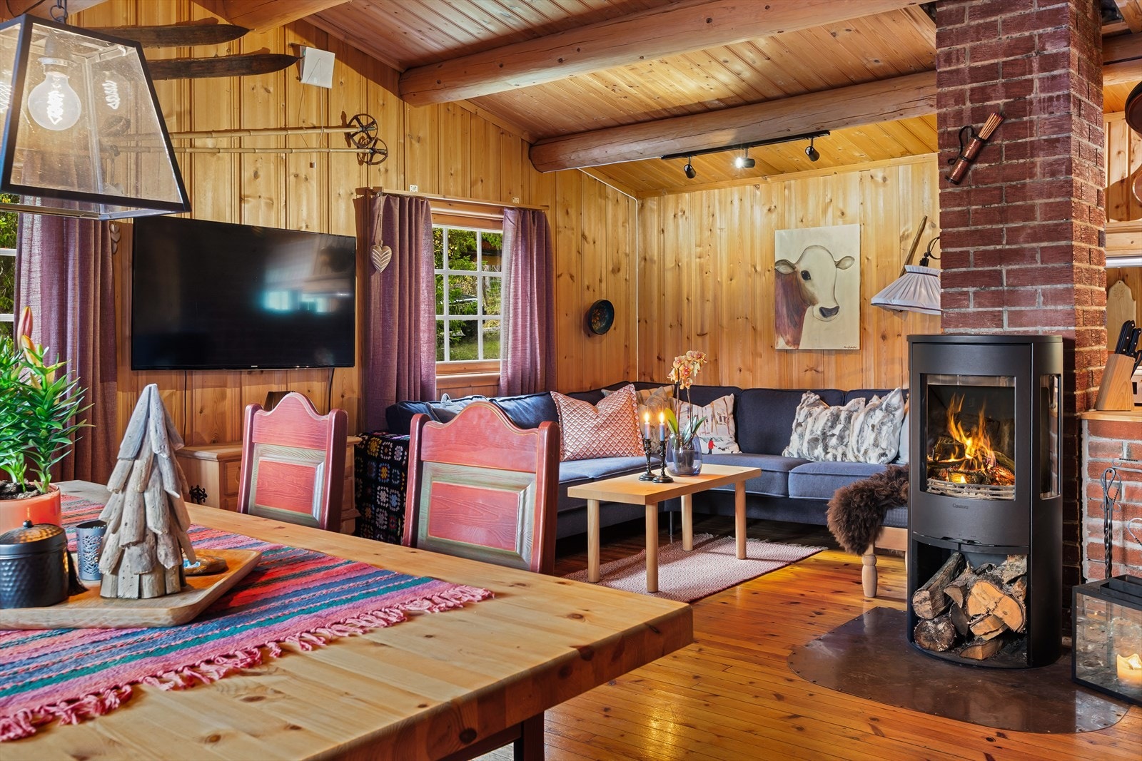 Hoveddelen består av en åpen stue- og kjøkkenløsning med plass til både spisebord og sofagruppe. Galleribilde