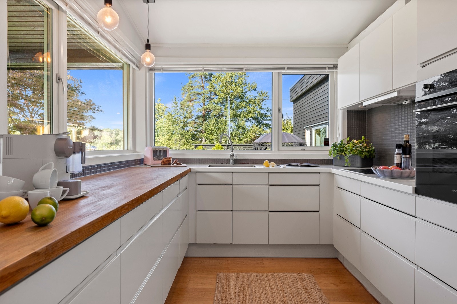 God oppbevarings- og benkeplass på kjøkkenet. Galleribilde