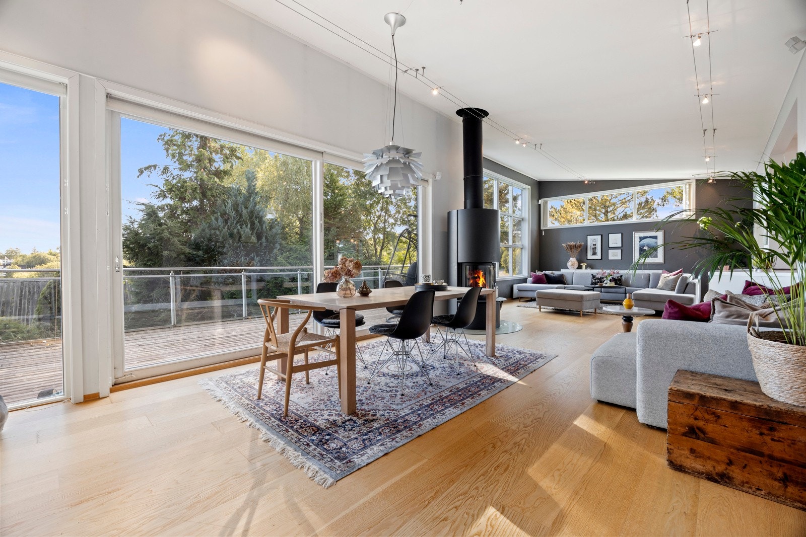 Stuen er lys og luftig med takhøyde opp til 3,55m. Galleribilde