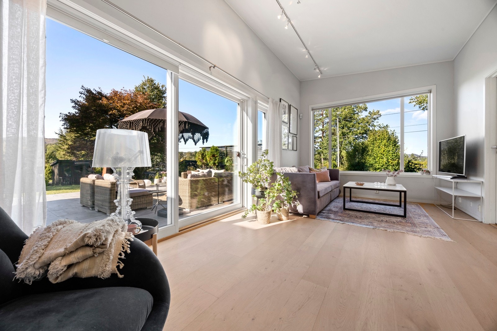 Romslig tv-stue med god plass til sofagruppe og feks kontor. Galleribilde