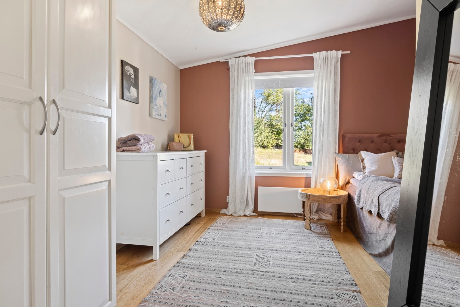 Alle soverommene er malt i tidsriktige farger. Galleribilde