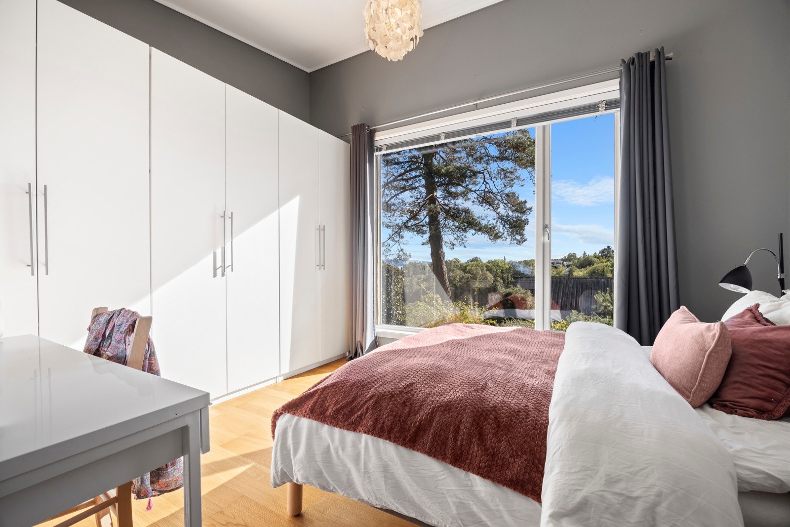 Boligen har til sammen fire soverom, hvorav tre ligger i første etasje og et ligger i underetasjen. Galleribilde