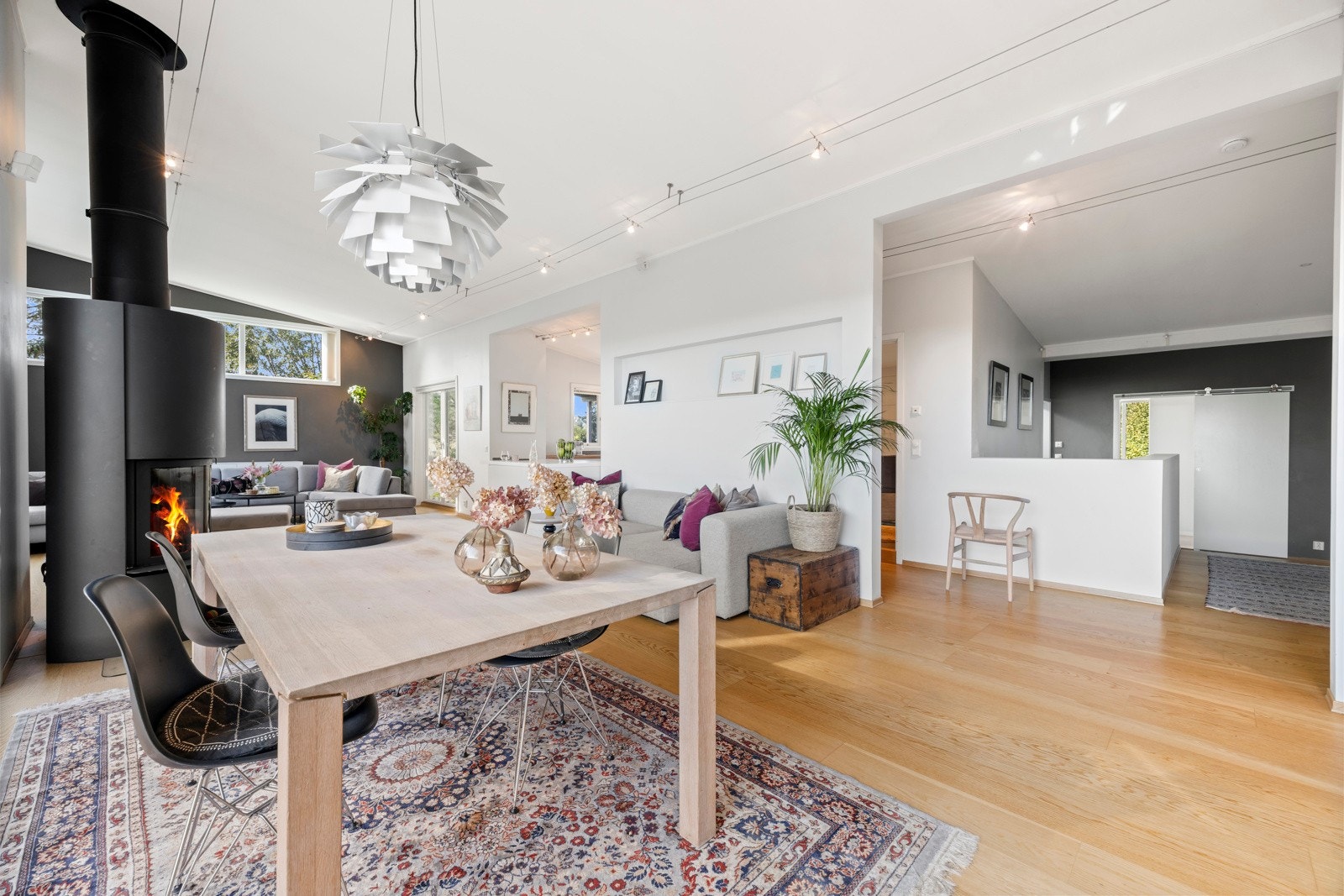 Stuen har god plass til spisestue og sofagruppe. Galleribilde