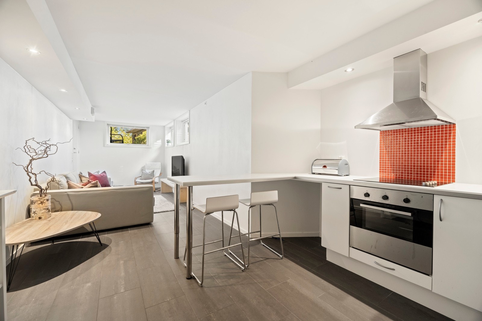 Lys og hyggelig hybel med egen inngang. Galleribilde