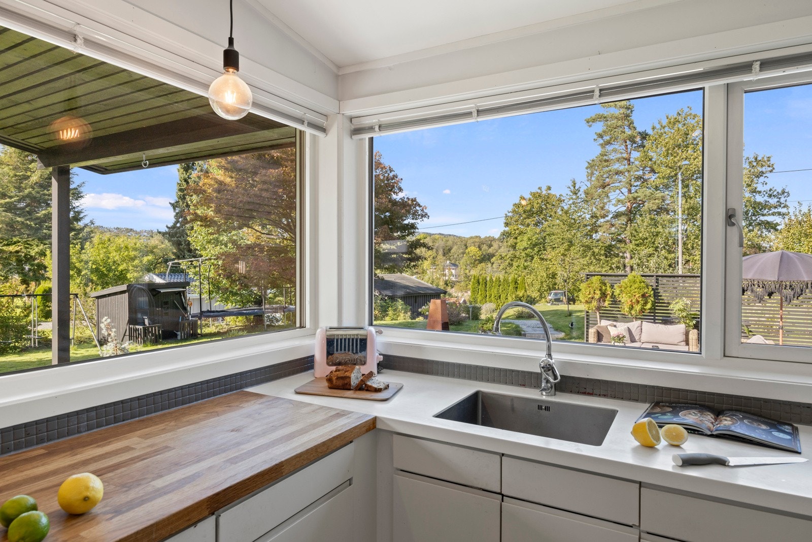 Hyggelig utsyn til hagen fra kjøkkenvinduene. Galleribilde