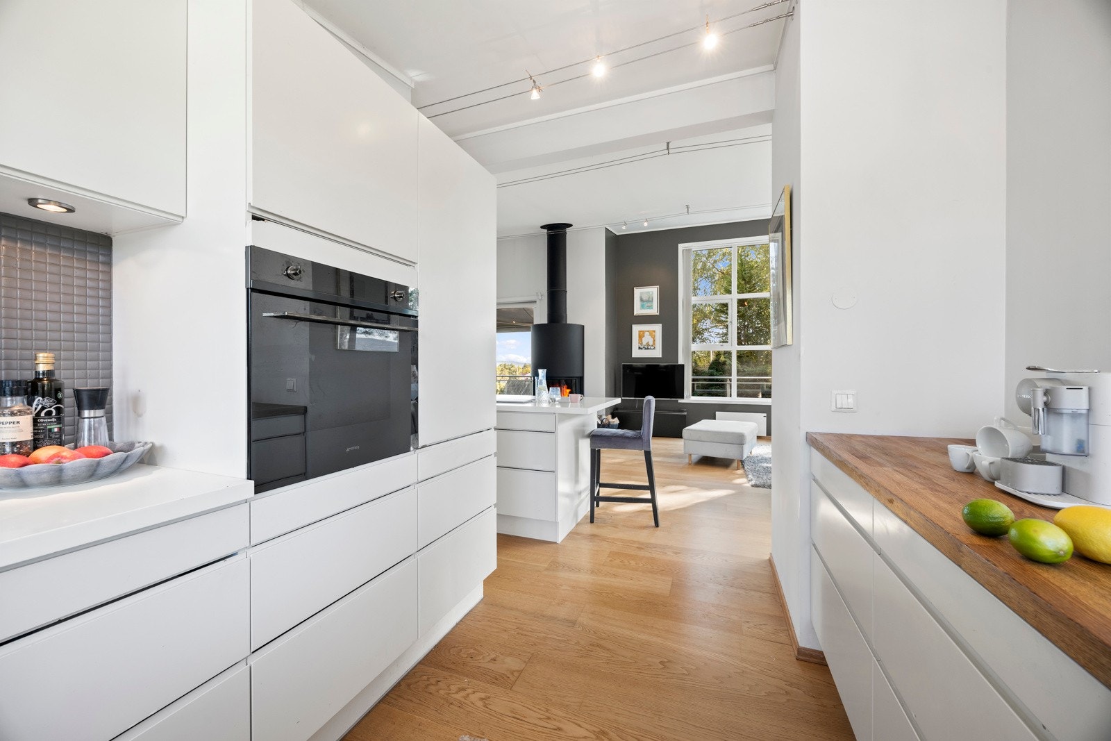 Åpen løsning mot stuen med kjøkkenøy. Galleribilde