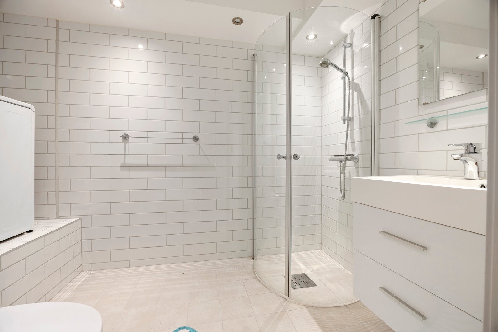 Flislagt baderom i hybeldelen med servant, dusjnisje og klosett. Galleribilde