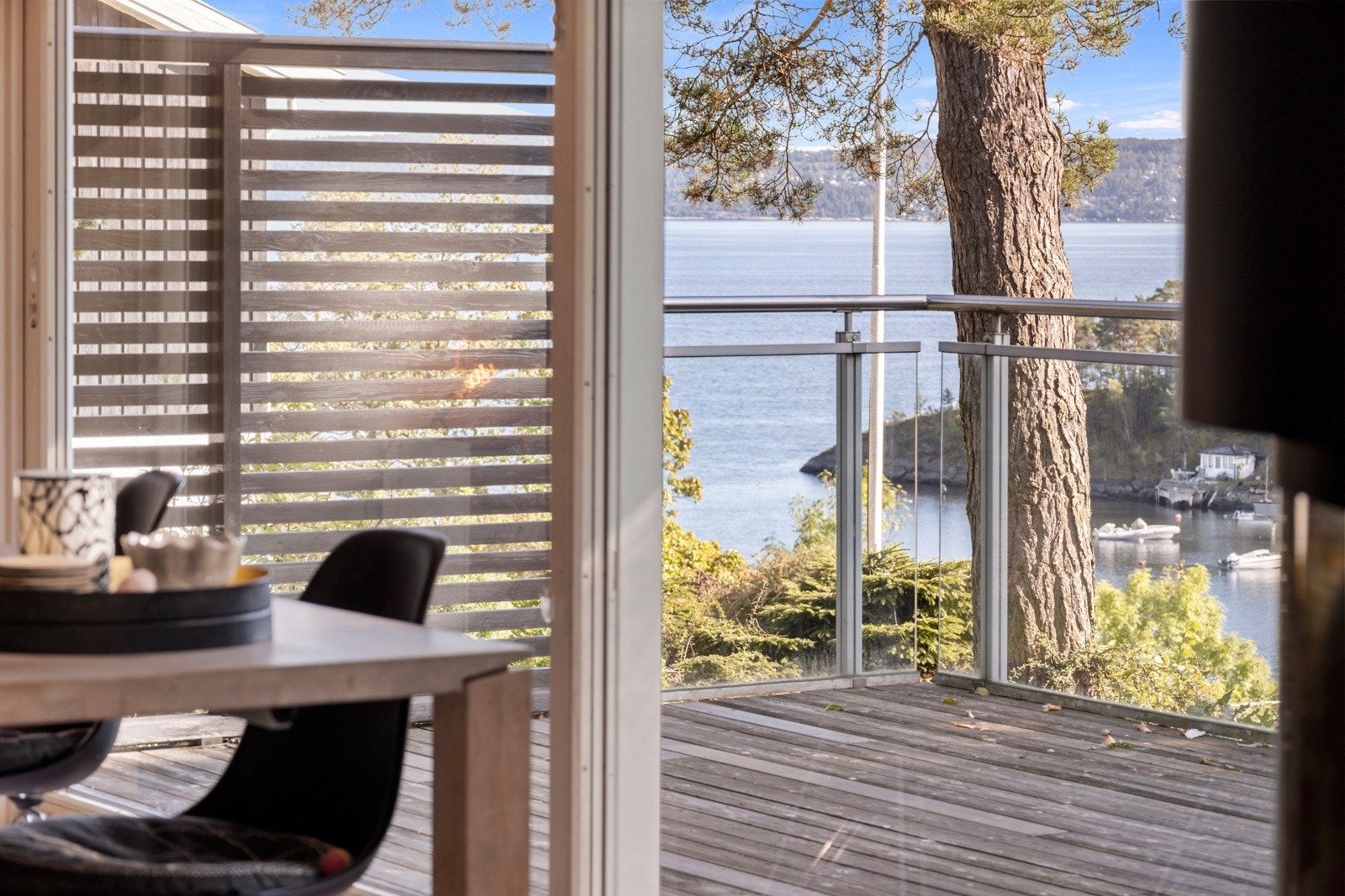 Fra terrassen er det flott utsikt ned til fjorden. Galleribilde