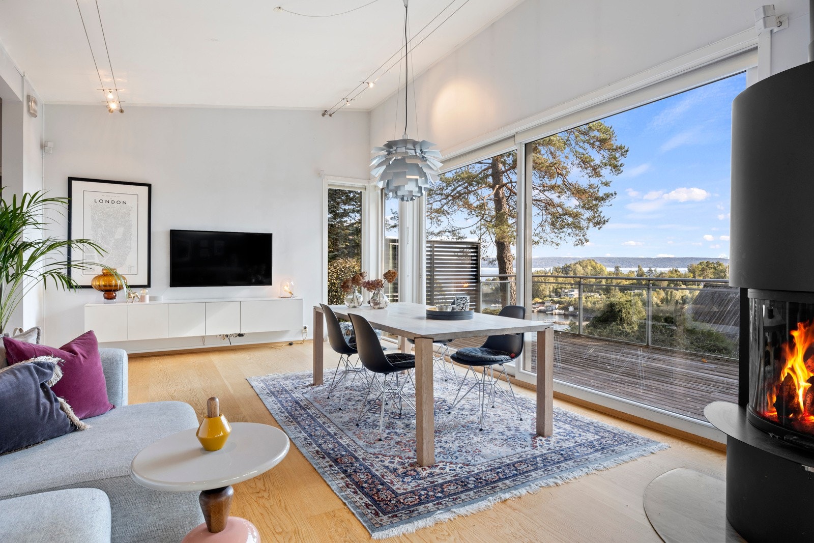 Store vindusflater som slipper inn godt med naturlig lys. Skyvedører ut til terrasse. Galleribilde