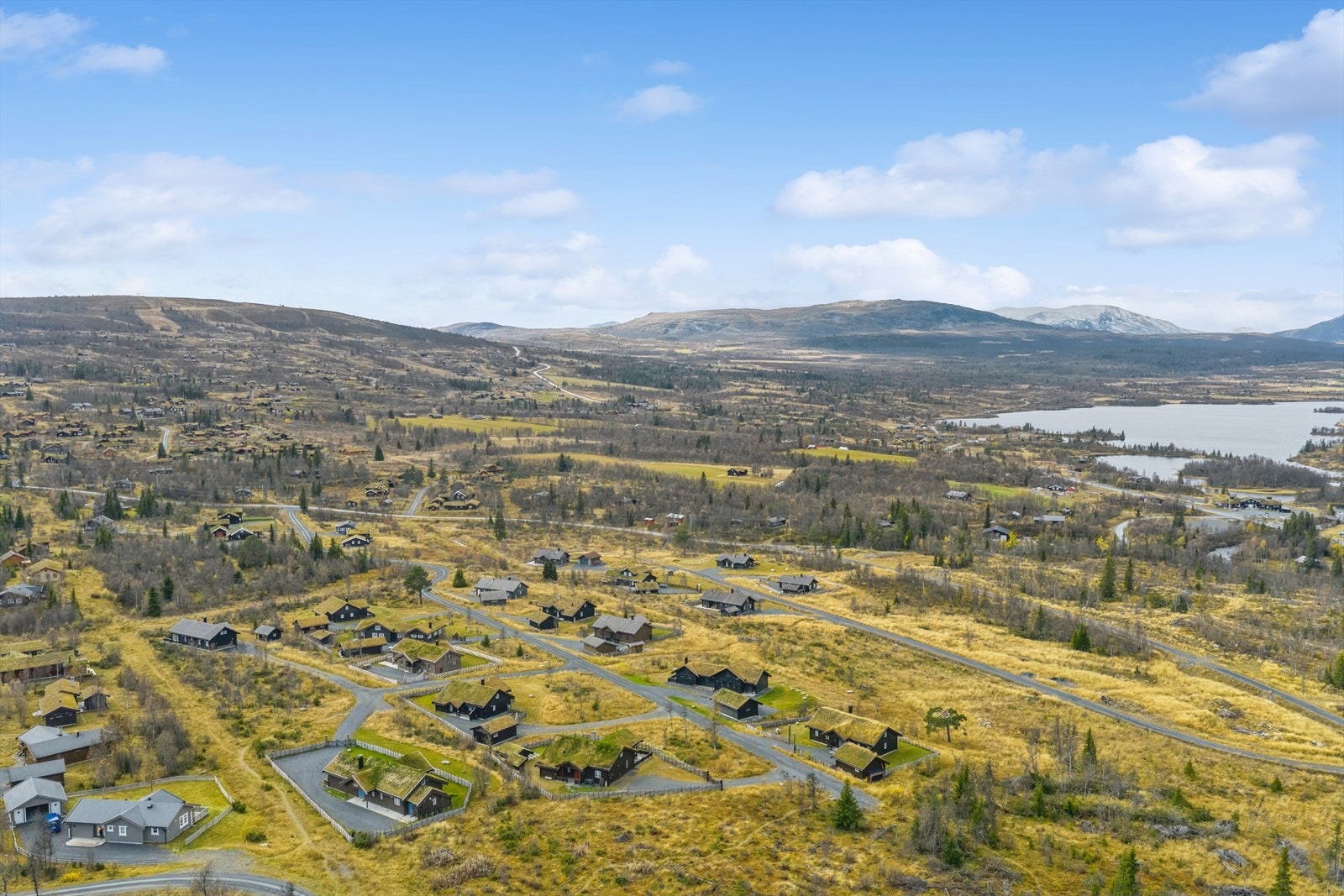 Her kan du nyte klar, frisk fjelluft og nydelig utsikt til Jotunheimen, Grønsennknippa, Ålfjell, Gilafjellet og Vasetvatnet. Galleribilde