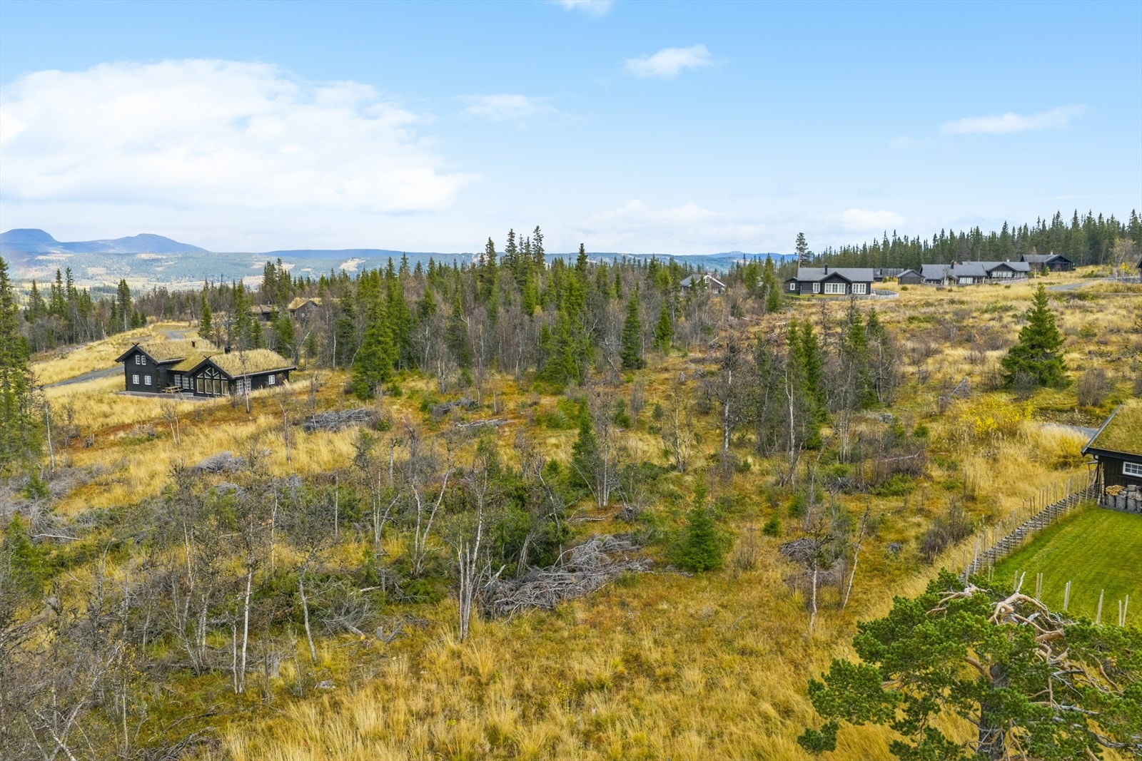 Tomta er omgitt av vakkert turterreng, og det er kort avstand til alt det som Vaset kan tilby. Galleribilde