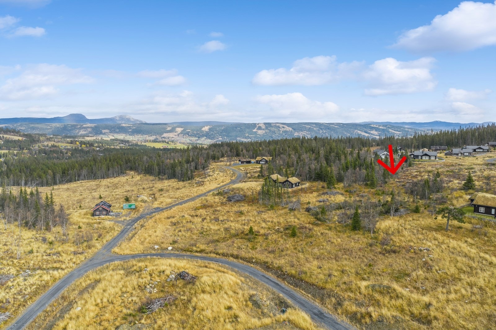 Hyttefeltet ligger ca. 820 moh, nordvestvendt og åpent, med sol fra tidlig morgen til sent på kveld. Galleribilde