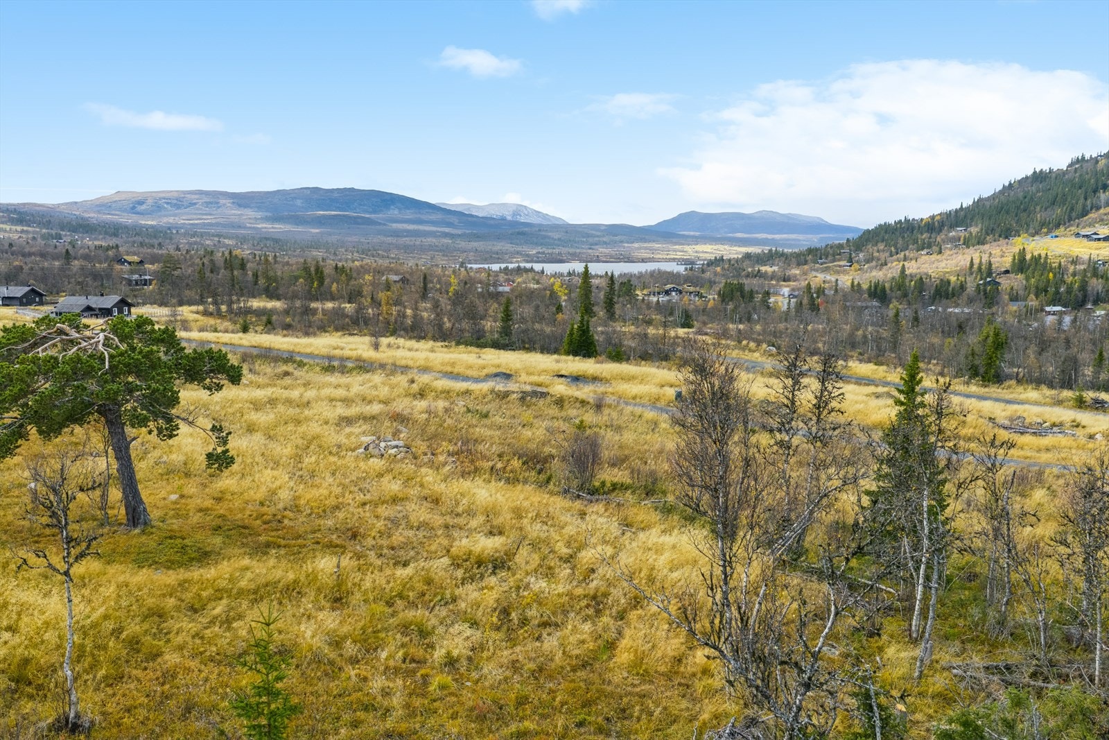 Til tomtegrensa er det fremført helårsvei, teknisk anlegg for vann og avløp samt kabler for elektrisitet. Galleribilde