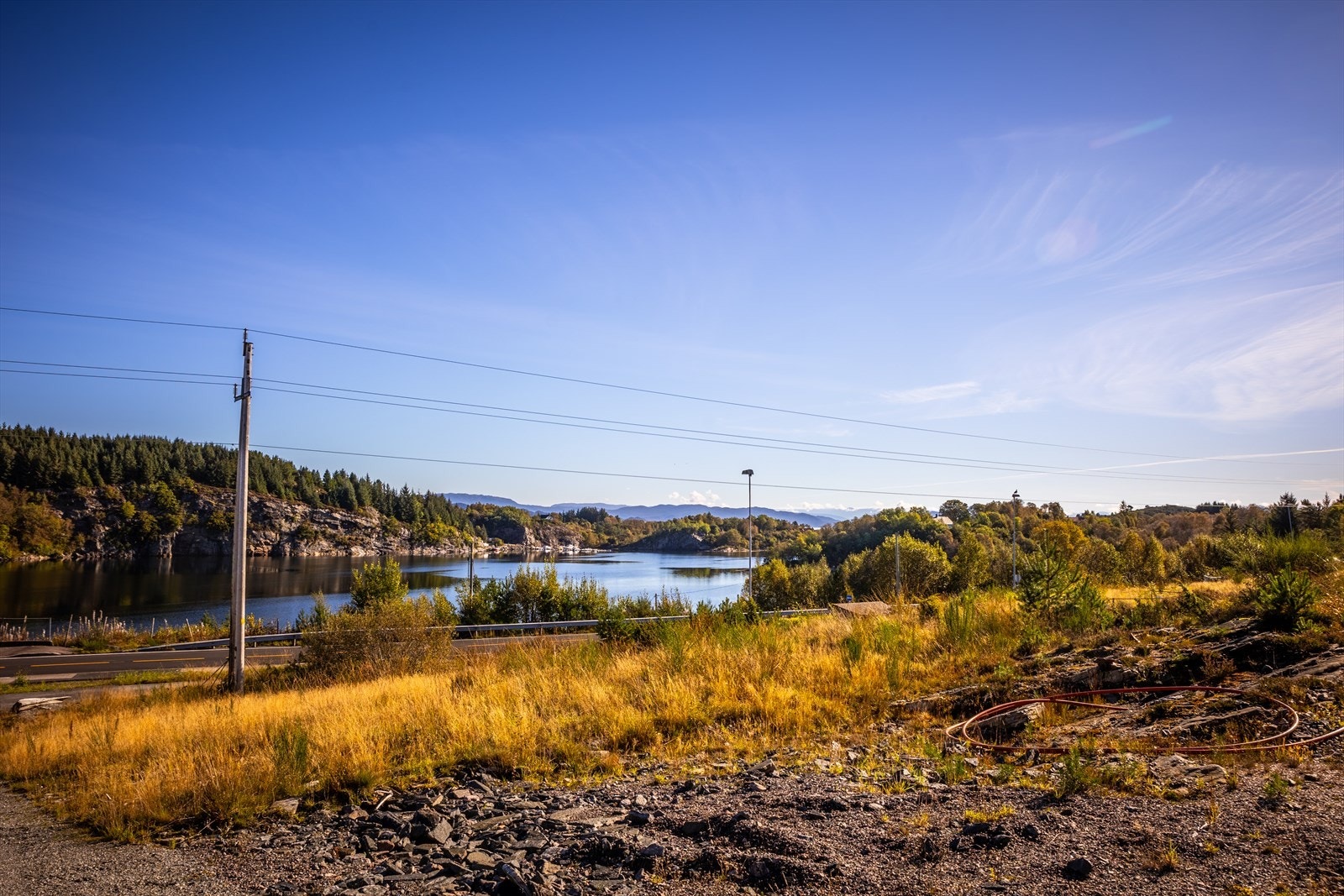 Kollektivtransporten er lett tilgjengelig, med bussholdeplass like nedenfor tomten, som gir forbindelse videre mot Skogsvåg og Bergen. Galleribilde